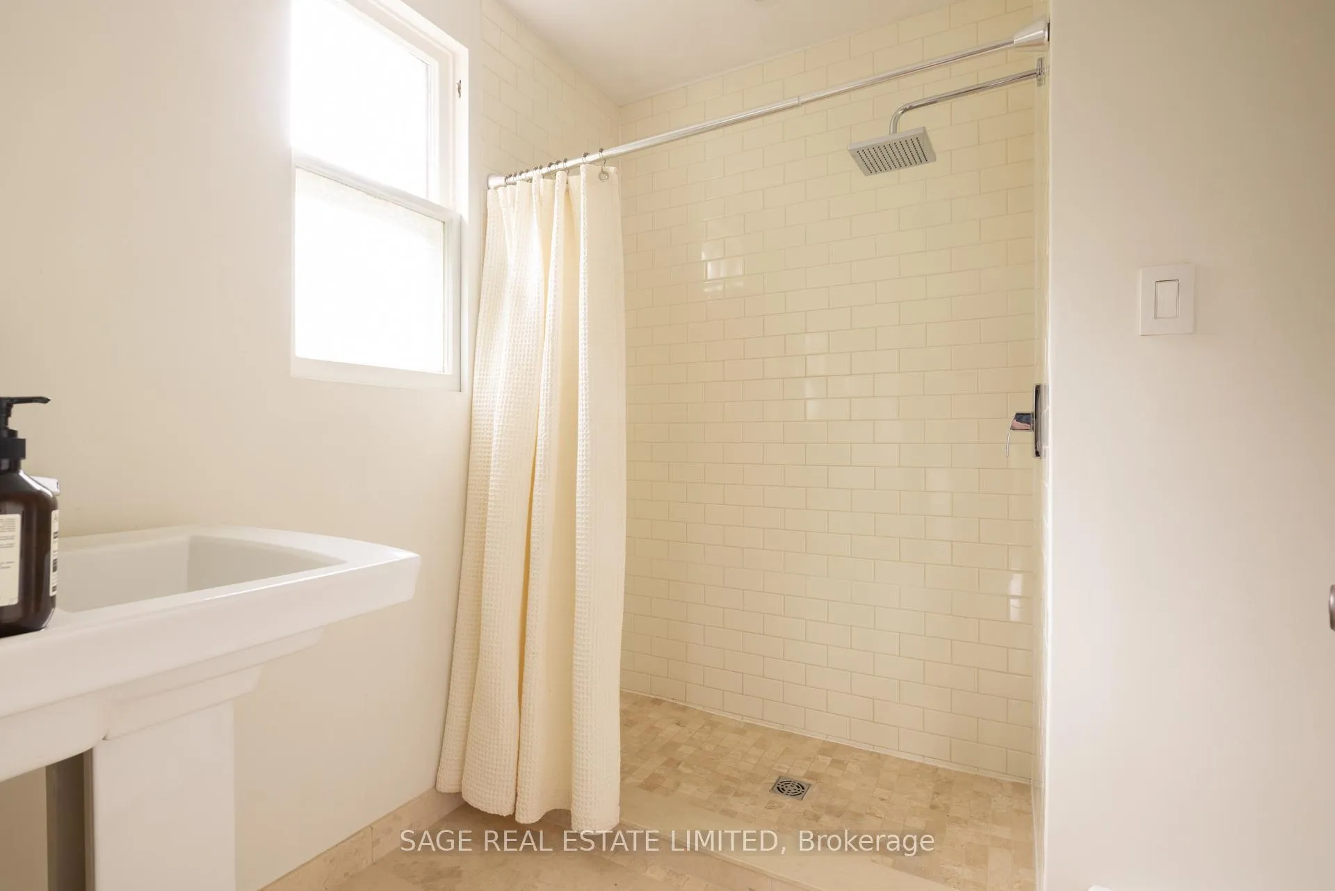 Photo 16 of 124 Cline Avenue N, Hamilton, Westdale — HOMEH