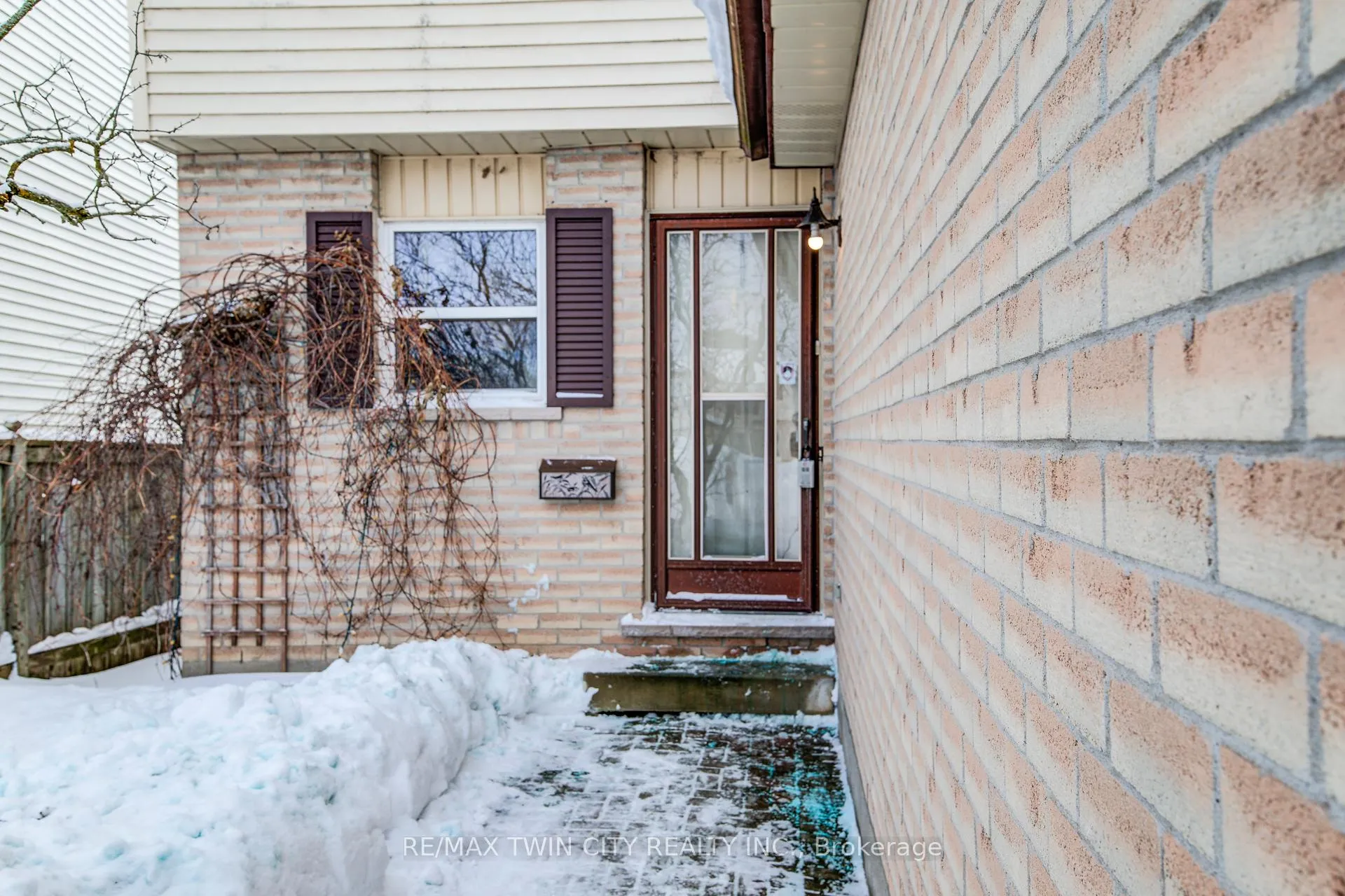 Photo 5 of 8 Laurelwood Court, Guelph, Kortright West — HOMEH