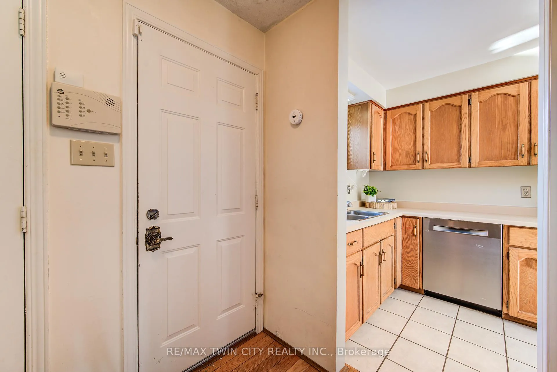 Photo 6 of 8 Laurelwood Court, Guelph, Kortright West — HOMEH