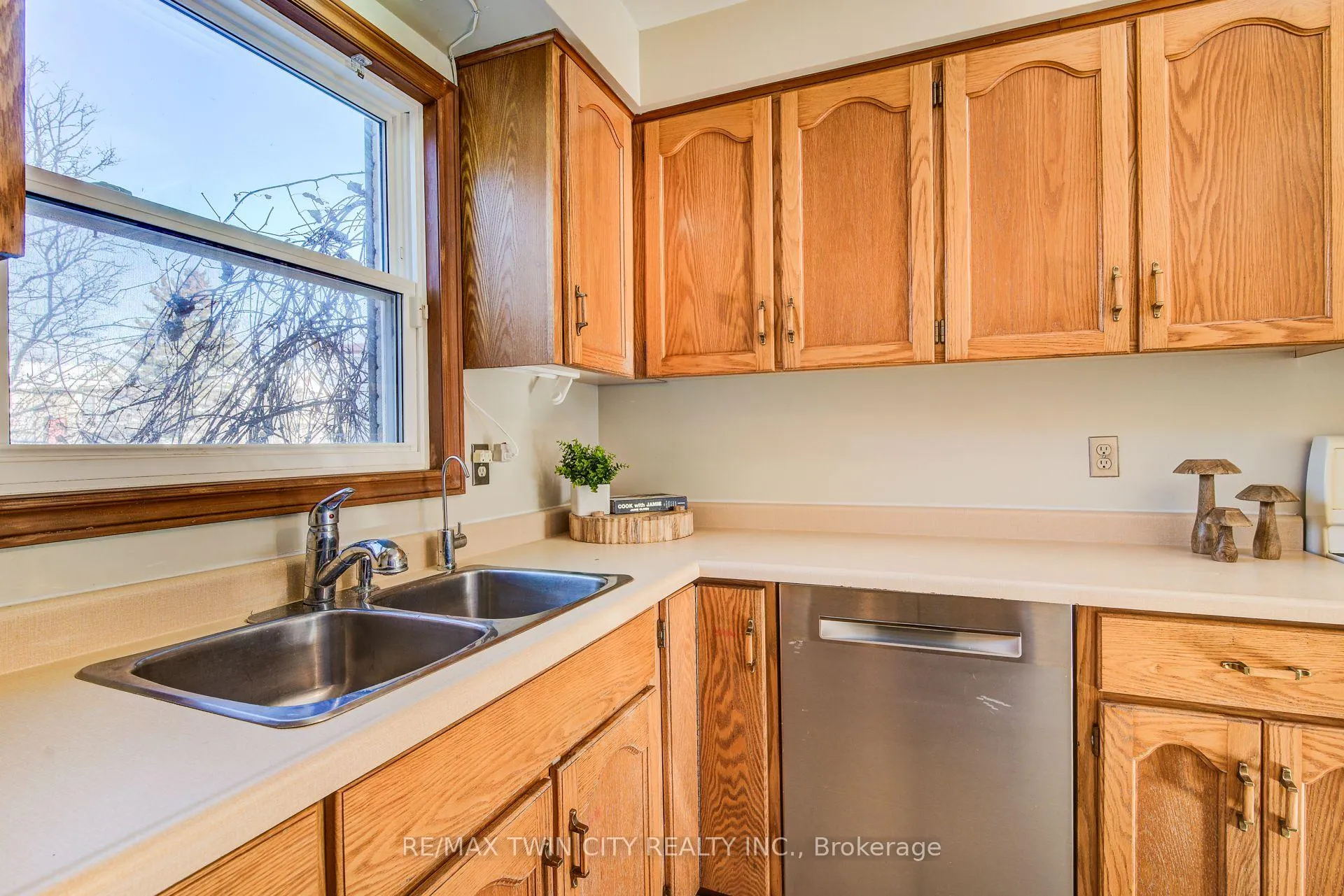 Photo 8 of 8 Laurelwood Court, Guelph, Kortright West — HOMEH