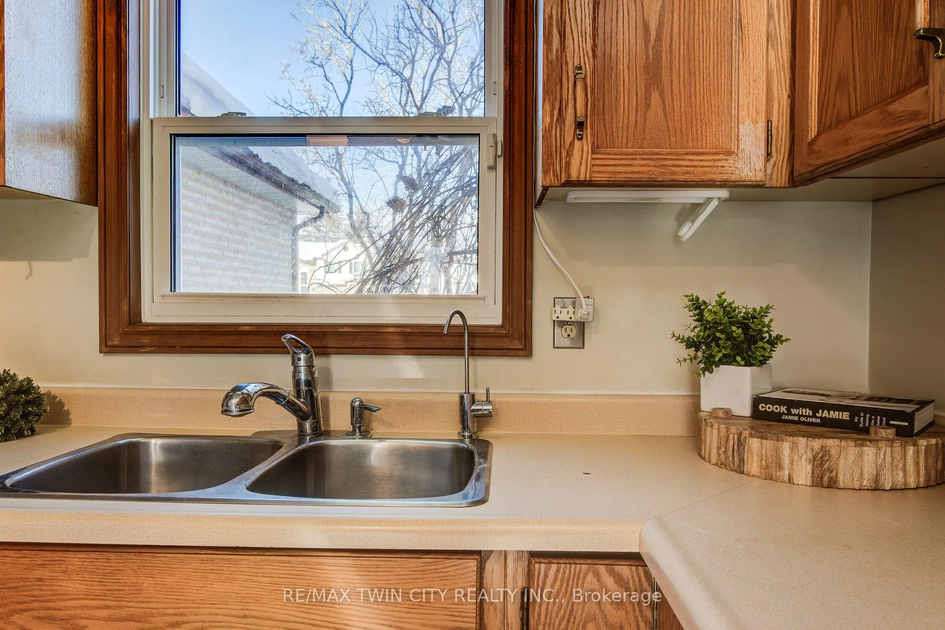 Photo 9 of 8 Laurelwood Court, Guelph, Kortright West — HOMEH