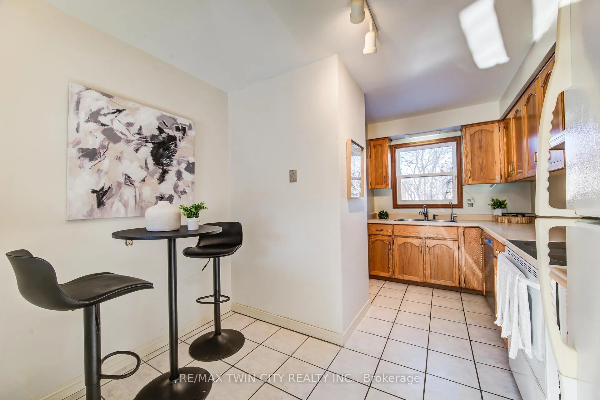 Photo 12 of 8 Laurelwood Court, Guelph, Kortright West — HOMEH