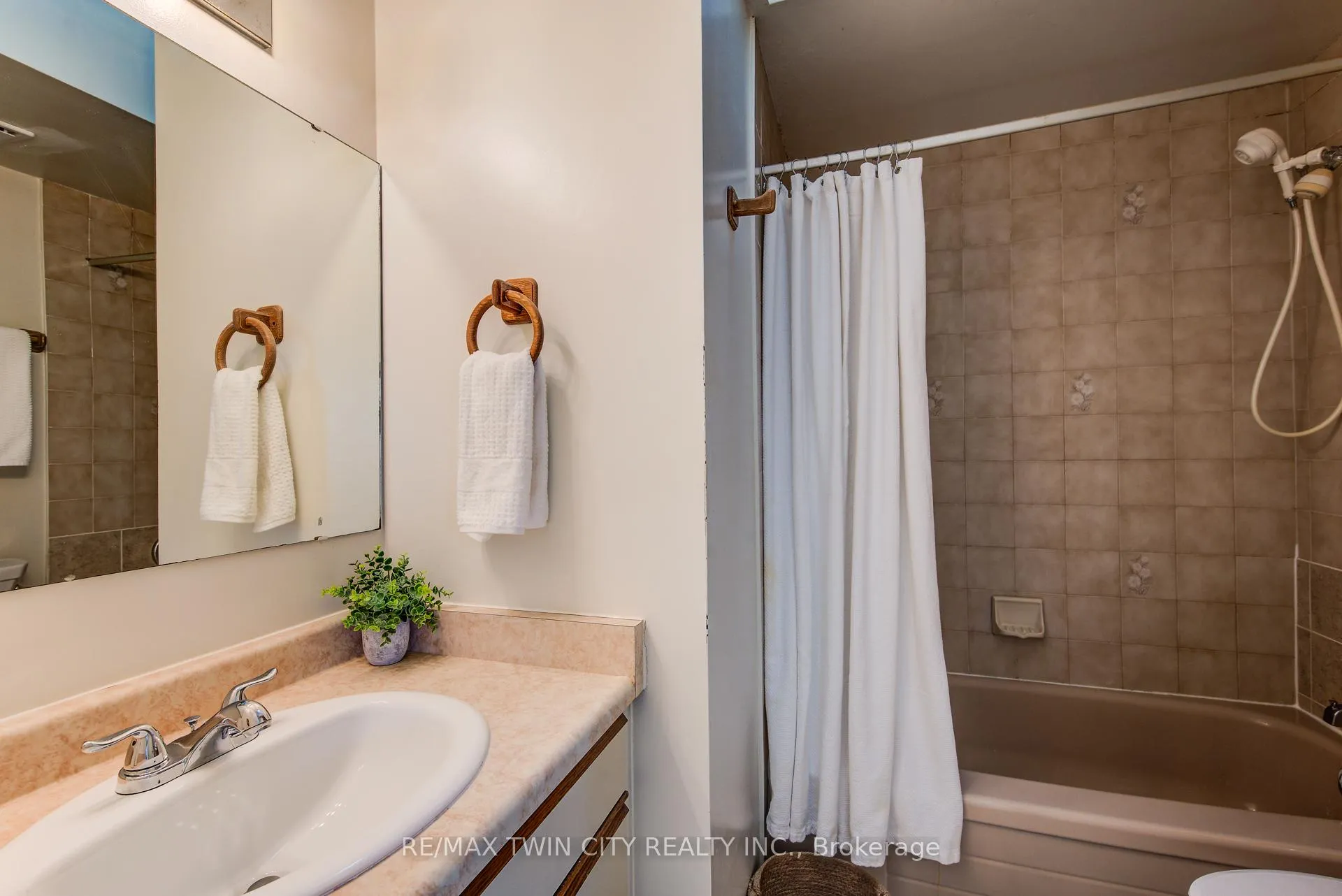 Photo 29 of 8 Laurelwood Court, Guelph, Kortright West — HOMEH