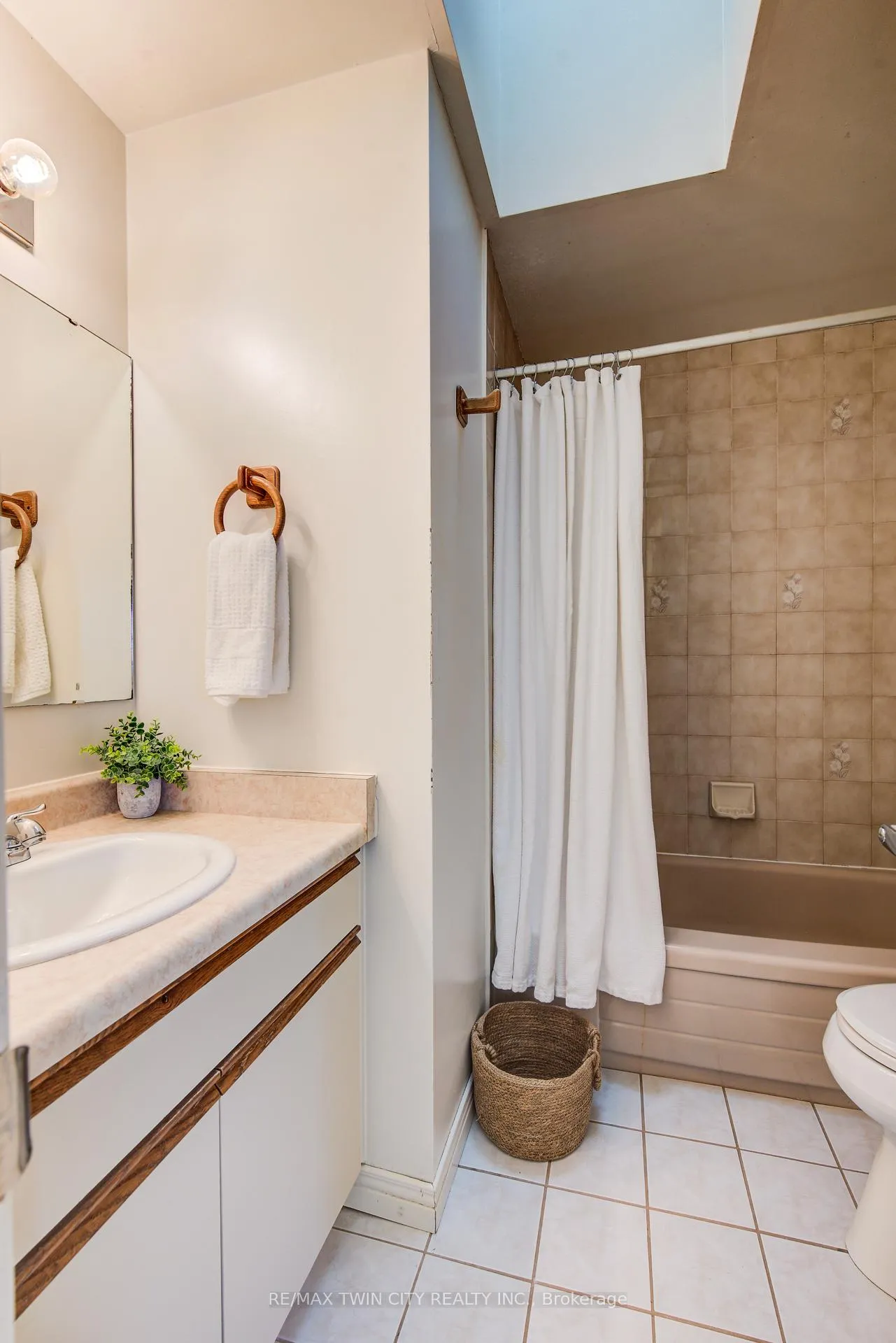 Photo 30 of 8 Laurelwood Court, Guelph, Kortright West — HOMEH