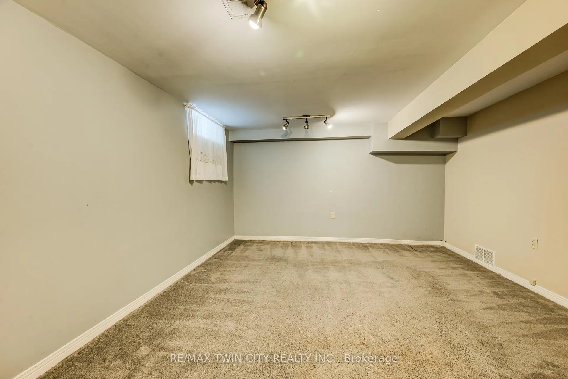 Photo 35 of 8 Laurelwood Court, Guelph, Kortright West — HOMEH