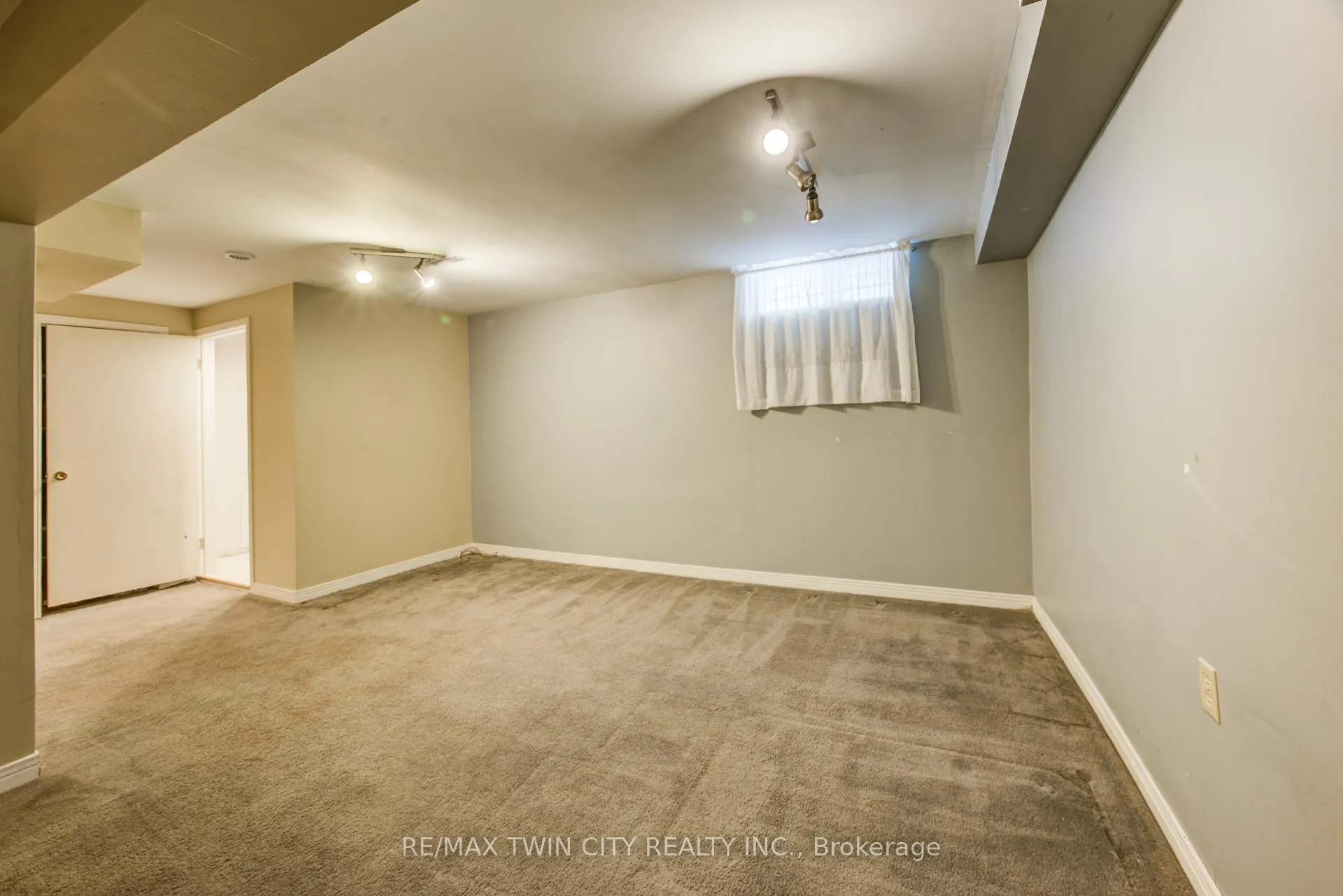 Photo 37 of 8 Laurelwood Court, Guelph, Kortright West — HOMEH