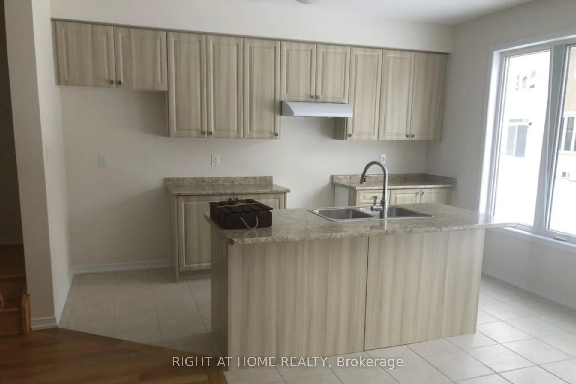 Photo 2 of 7807 Longhouse Lane, Niagara Falls, Brown — HOMEH