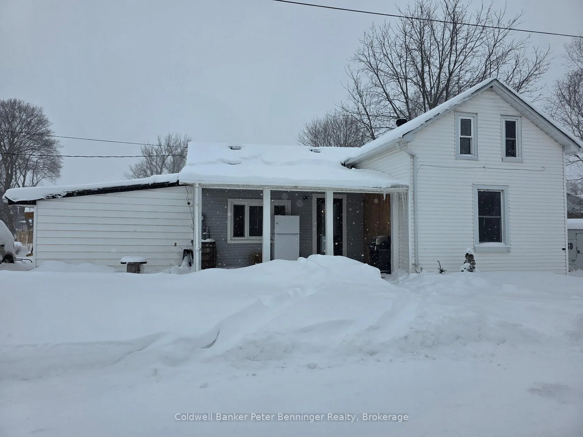 Front of 450 Victoria Street N