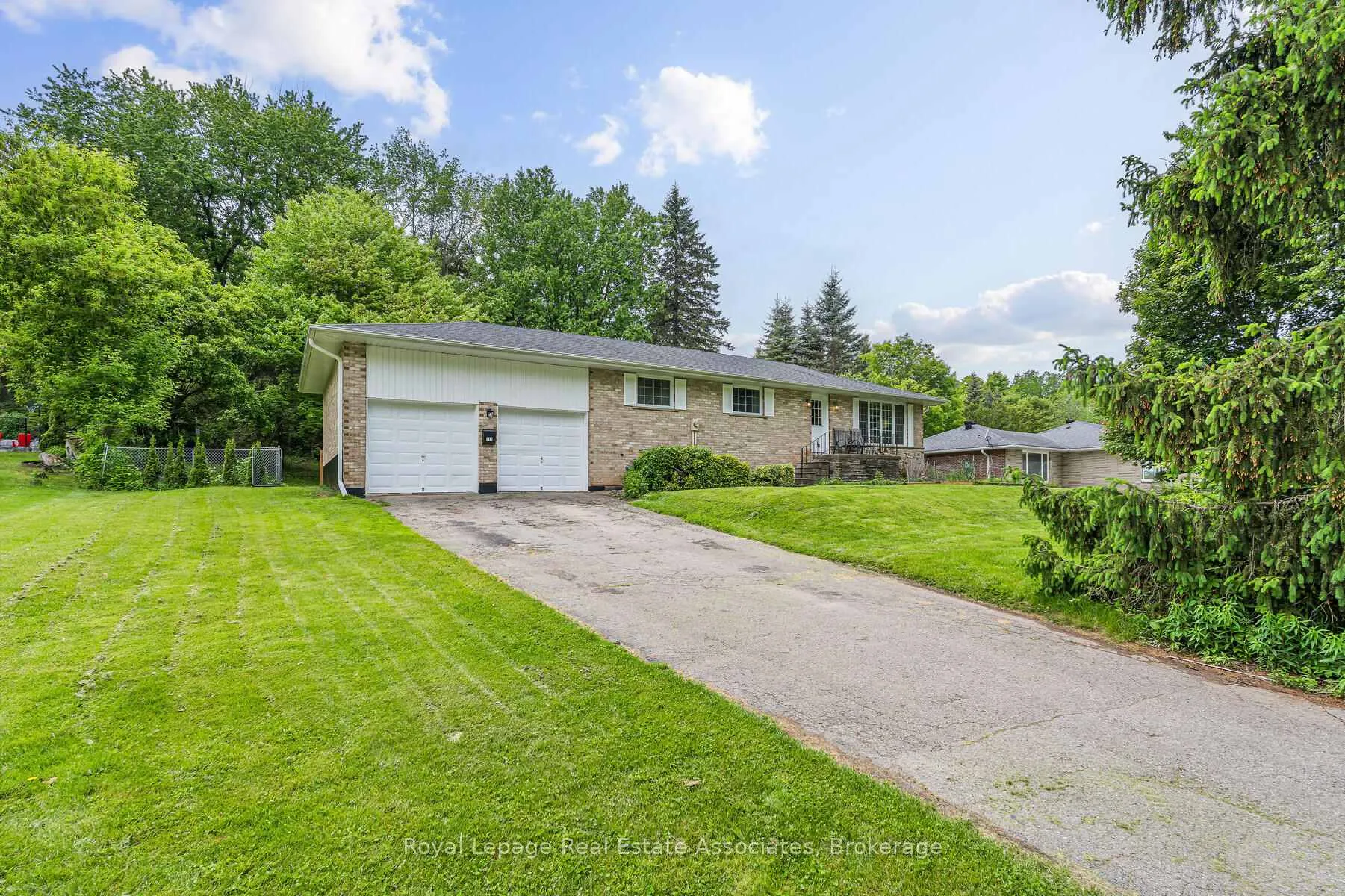 Photo 2 of 112 Park Street E, Halton Hills, Glen Williams — HOMEH