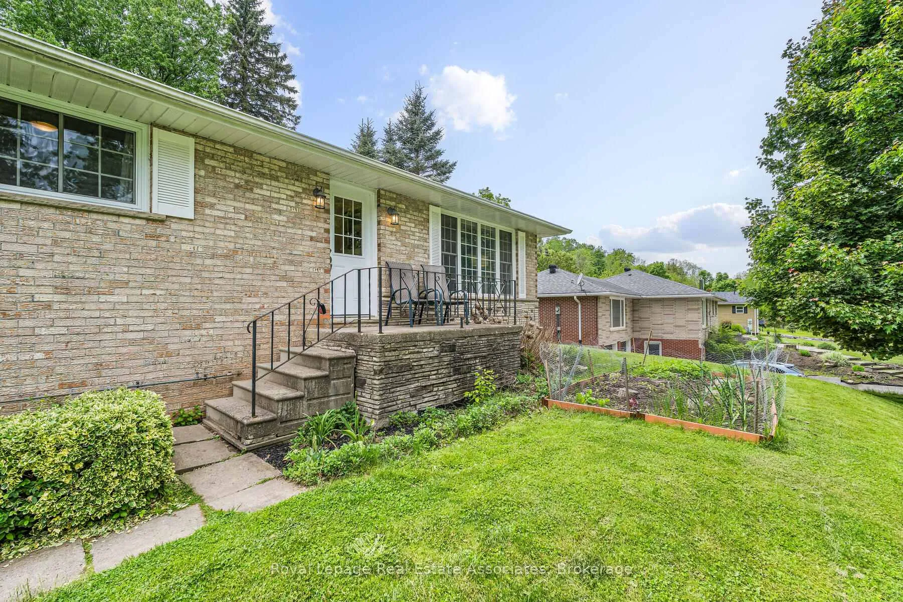 Photo 3 of 112 Park Street E, Halton Hills, Glen Williams — HOMEH