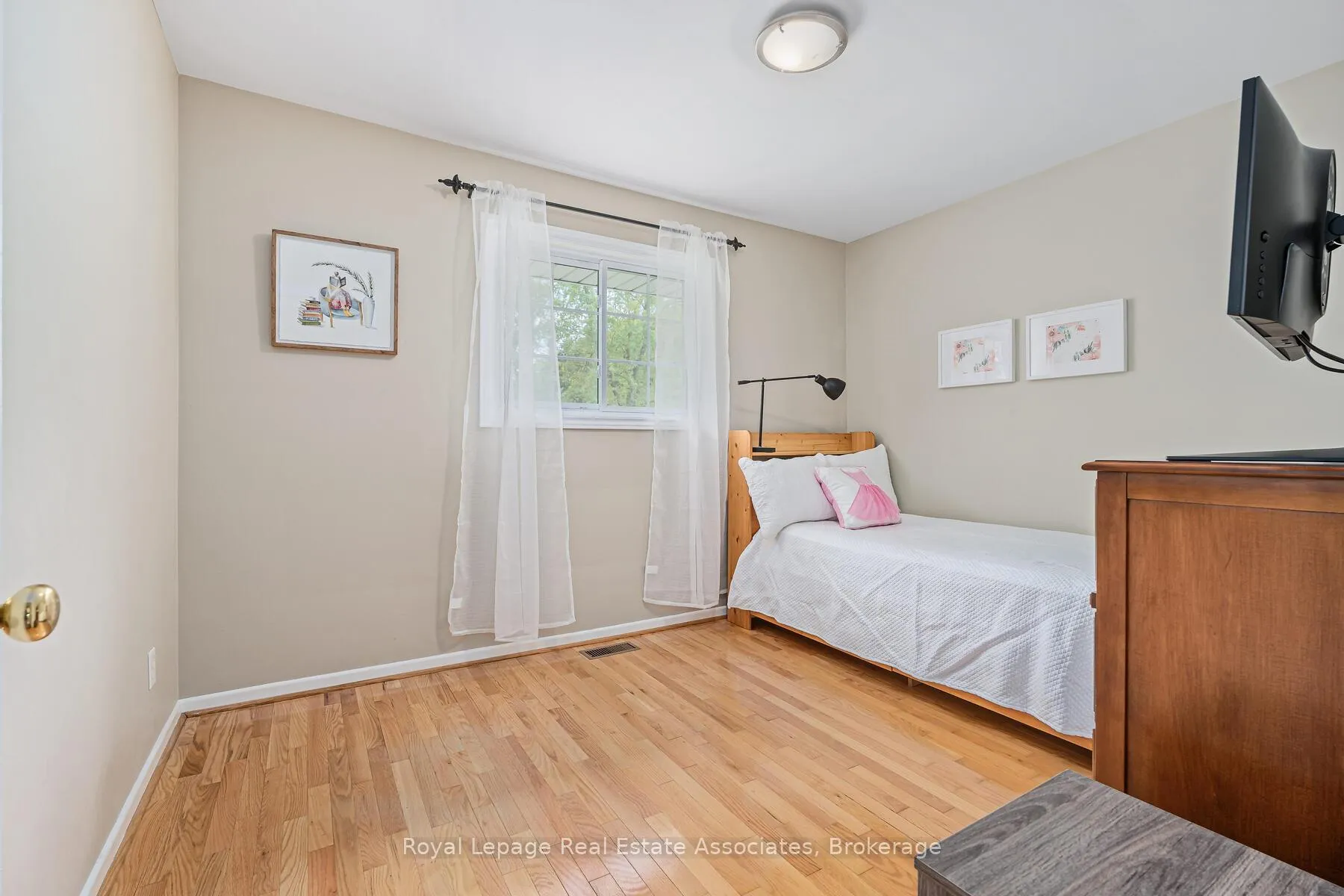 Photo 16 of 112 Park Street E, Halton Hills, Glen Williams — HOMEH