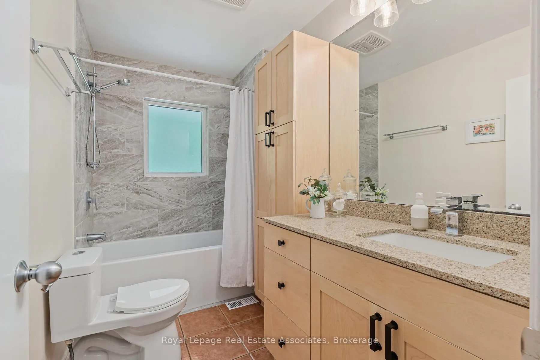 Photo 18 of 112 Park Street E, Halton Hills, Glen Williams — HOMEH