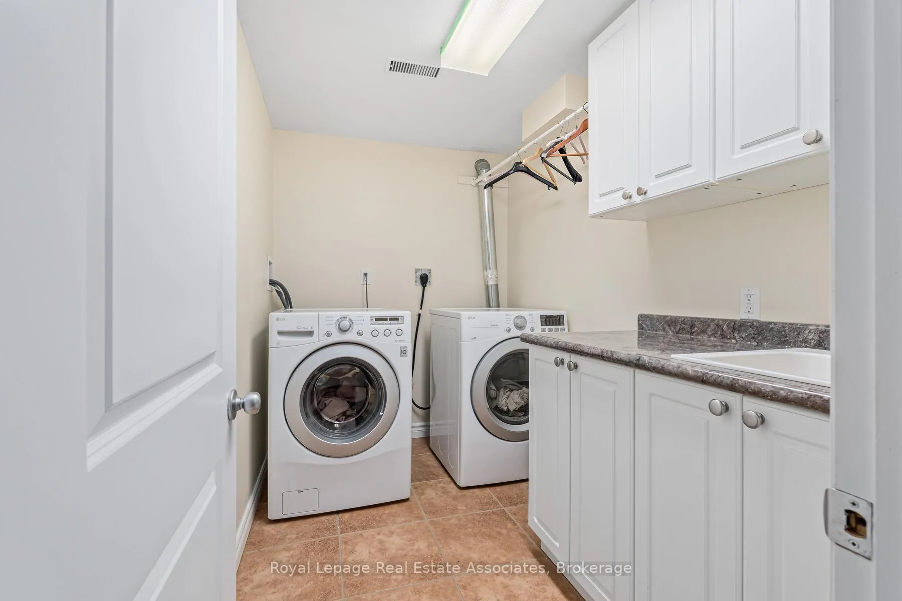 Photo 30 of 112 Park Street E, Halton Hills, Glen Williams — HOMEH