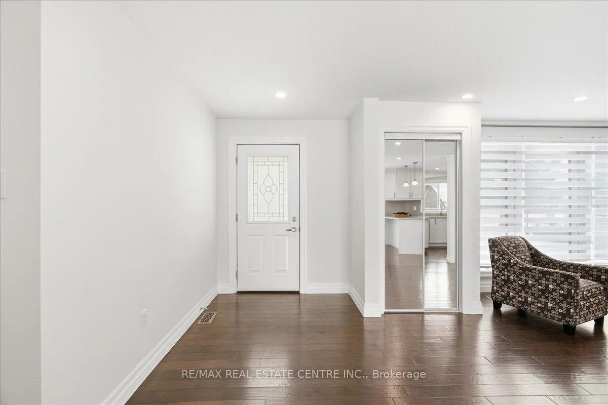 Photo 3 of 431 Second Road E, Hamilton, Stoney Creek — HOMEH