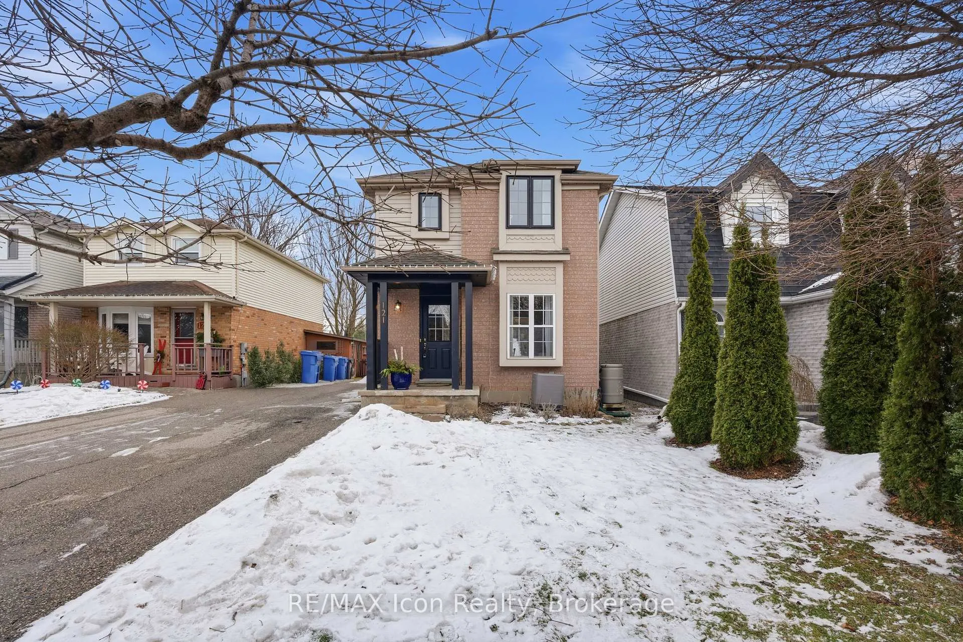 Photo 3 of 121 Moss Place, Guelph, Kortright West — HOMEH