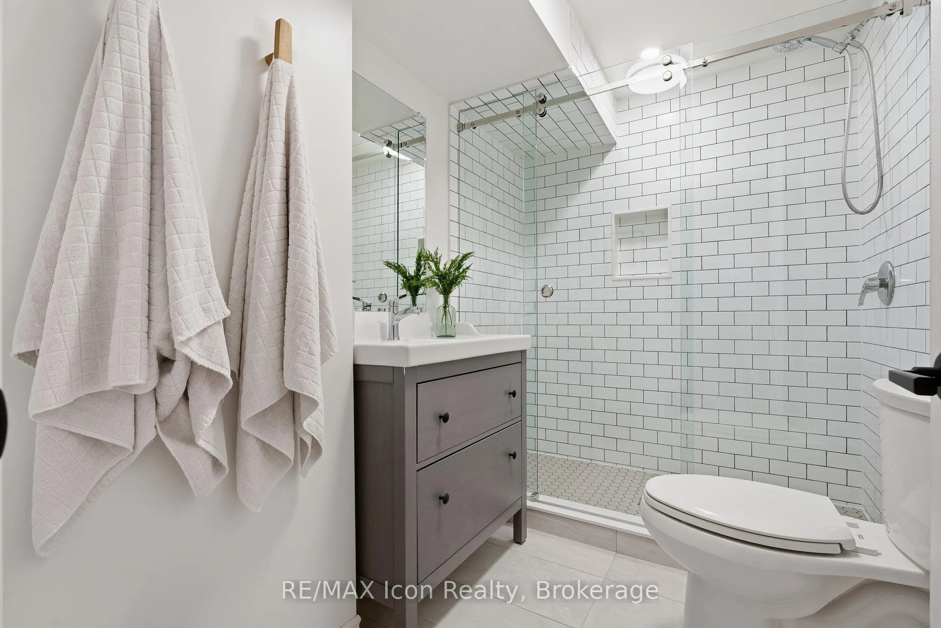 Photo 28 of 121 Moss Place, Guelph, Kortright West — HOMEH