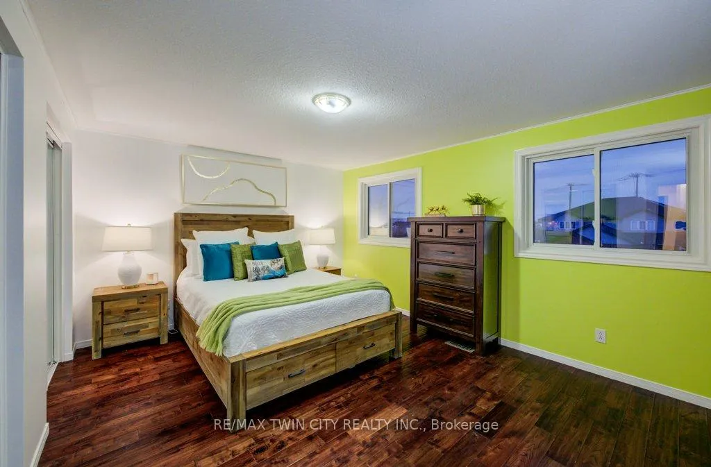 Photo 15 of 33 Orchid Crescent, Waterloo — HOMEH