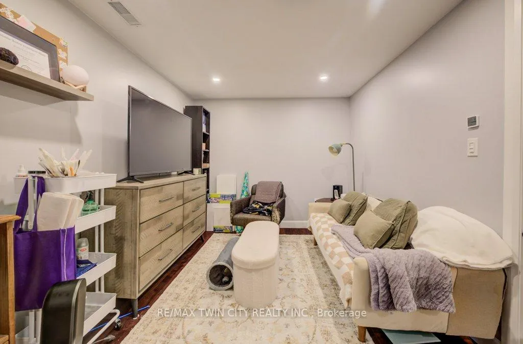 Photo 20 of 33 Orchid Crescent, Waterloo — HOMEH