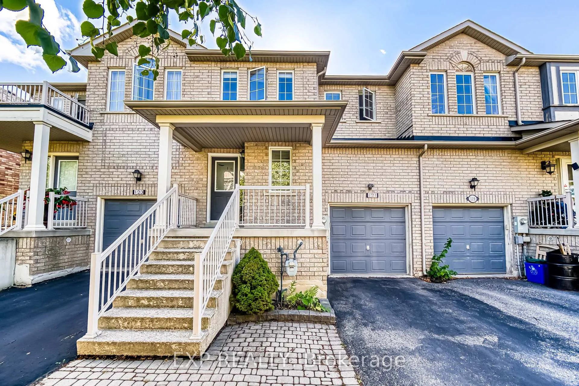 Photo 3 of 121 Hillwood Street, Markham, Berczy — HOMEH