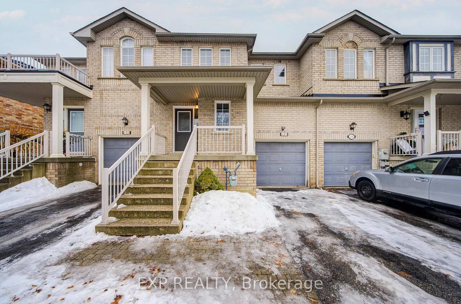 Photo 4 of 121 Hillwood Street, Markham, Berczy — HOMEH
