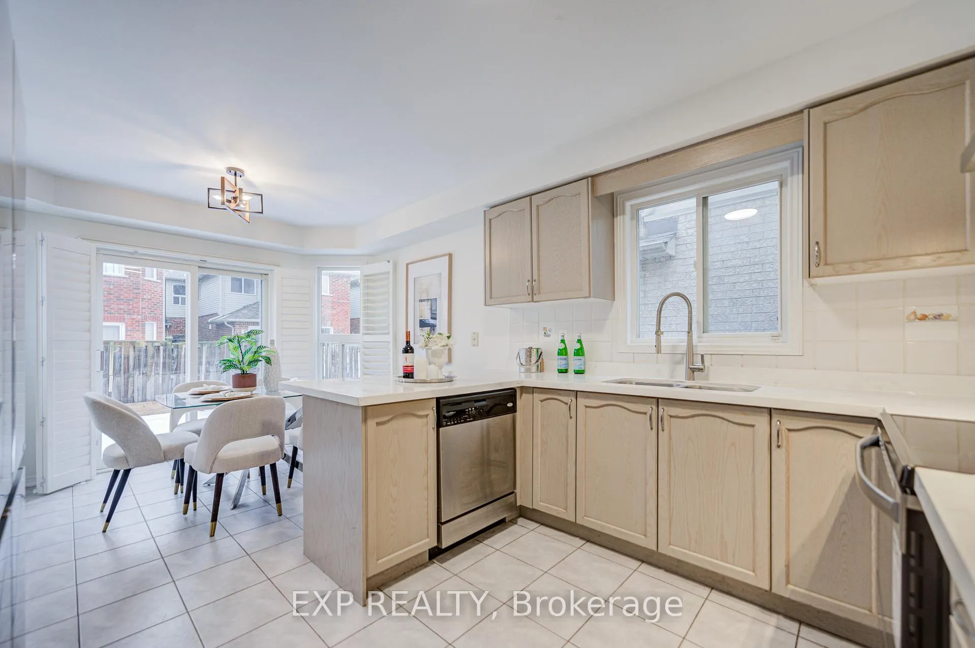 Photo 15 of 121 Hillwood Street, Markham, Berczy — HOMEH