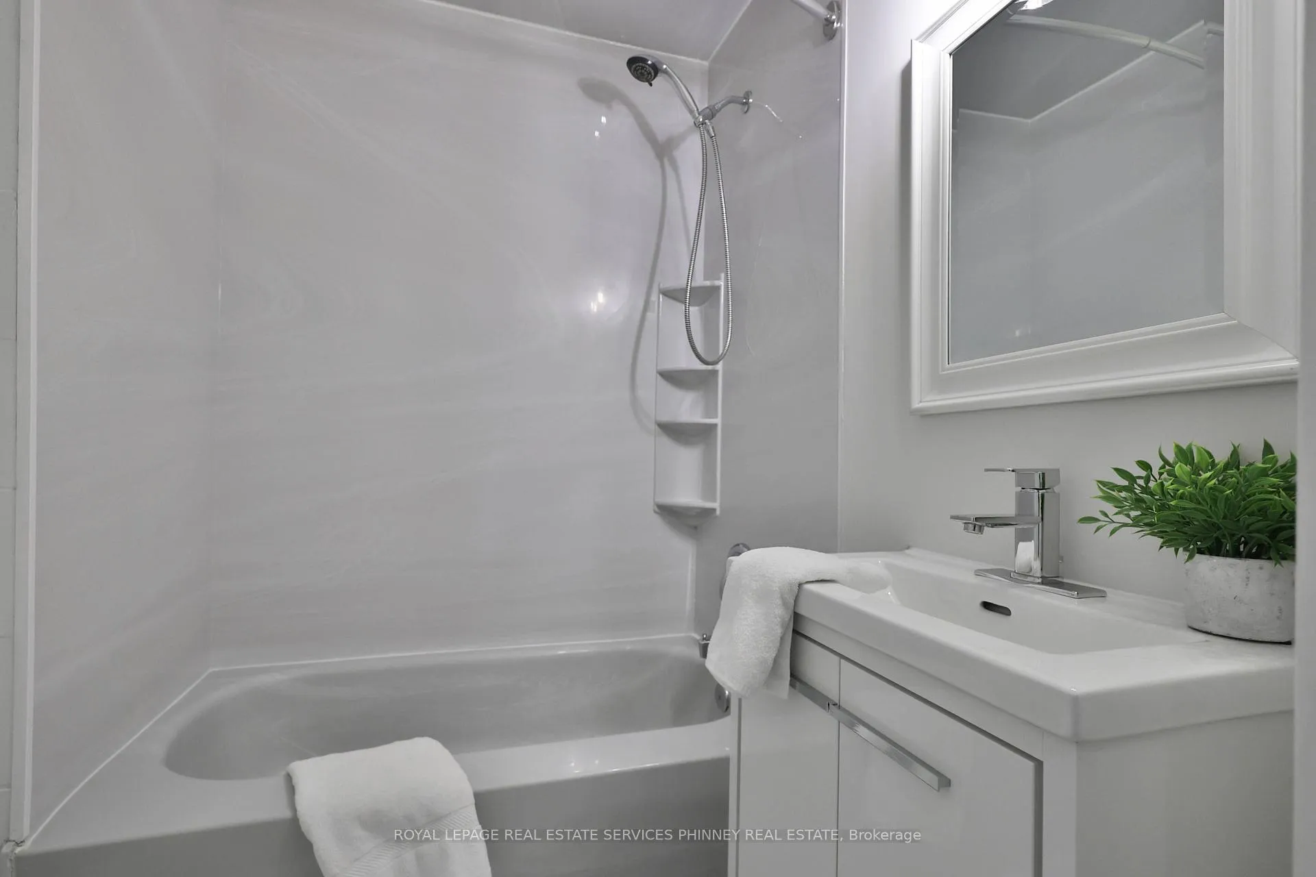 Photo 9 of 256 Walter Avenue S, Hamilton, Glenview — HOMEH