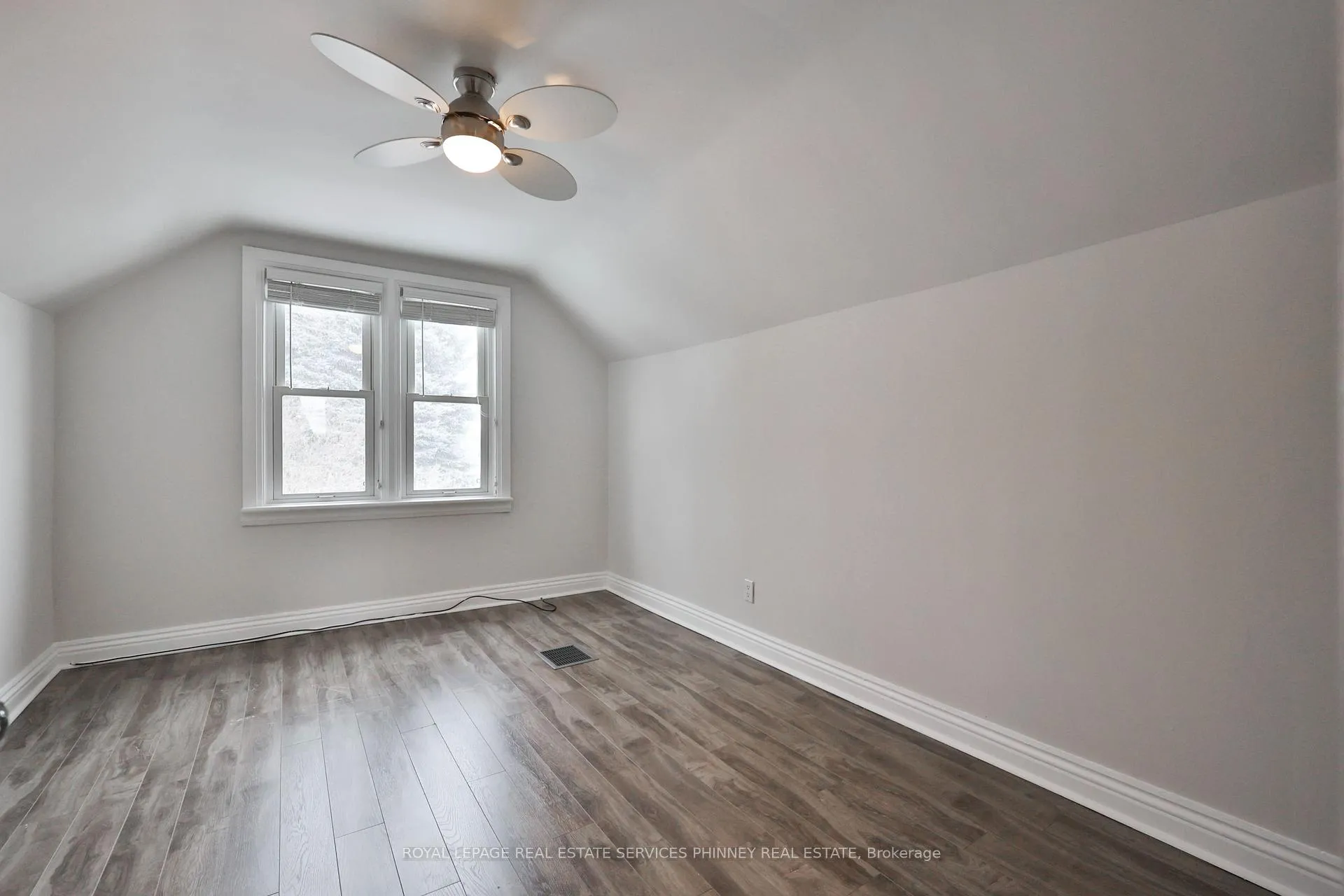 Photo 12 of 256 Walter Avenue S, Hamilton, Glenview — HOMEH