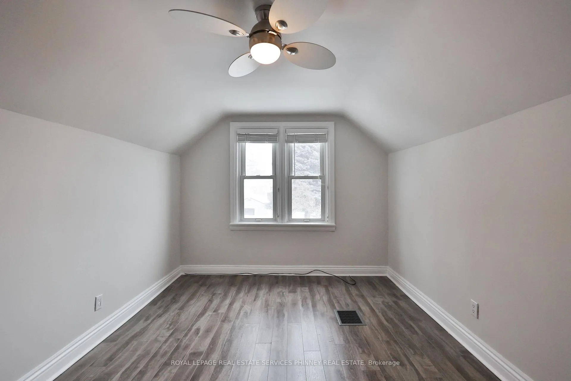 Photo 14 of 256 Walter Avenue S, Hamilton, Glenview — HOMEH