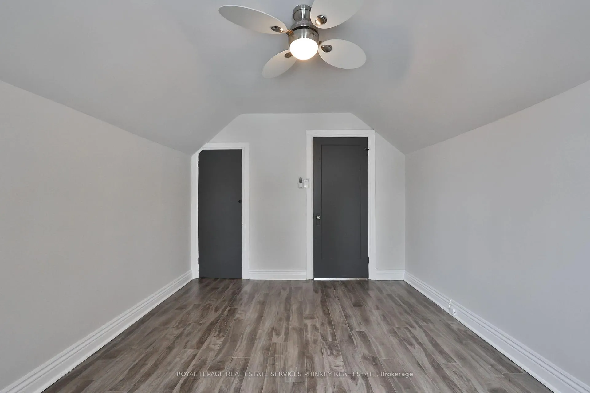 Photo 15 of 256 Walter Avenue S, Hamilton, Glenview — HOMEH
