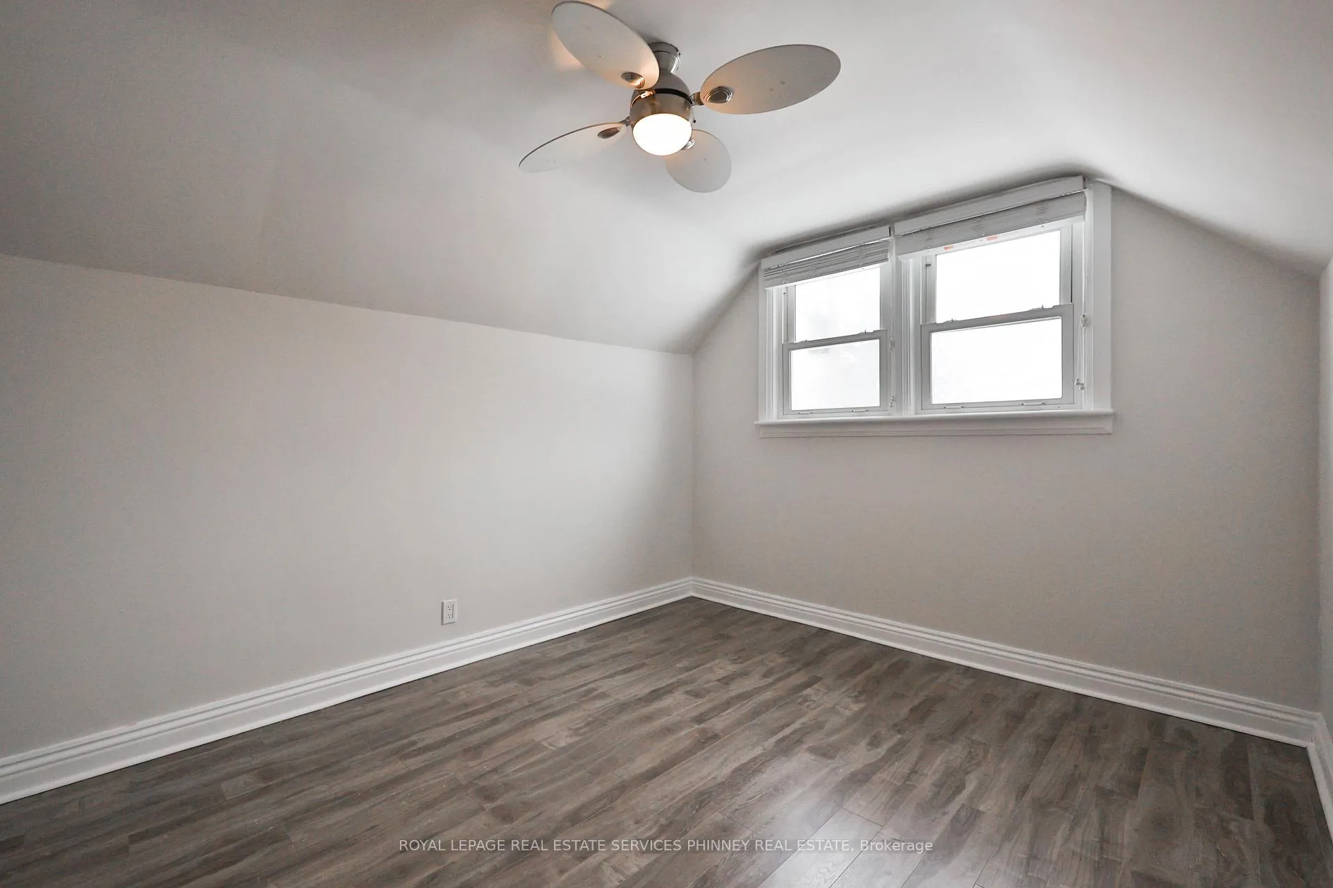 Photo 17 of 256 Walter Avenue S, Hamilton, Glenview — HOMEH