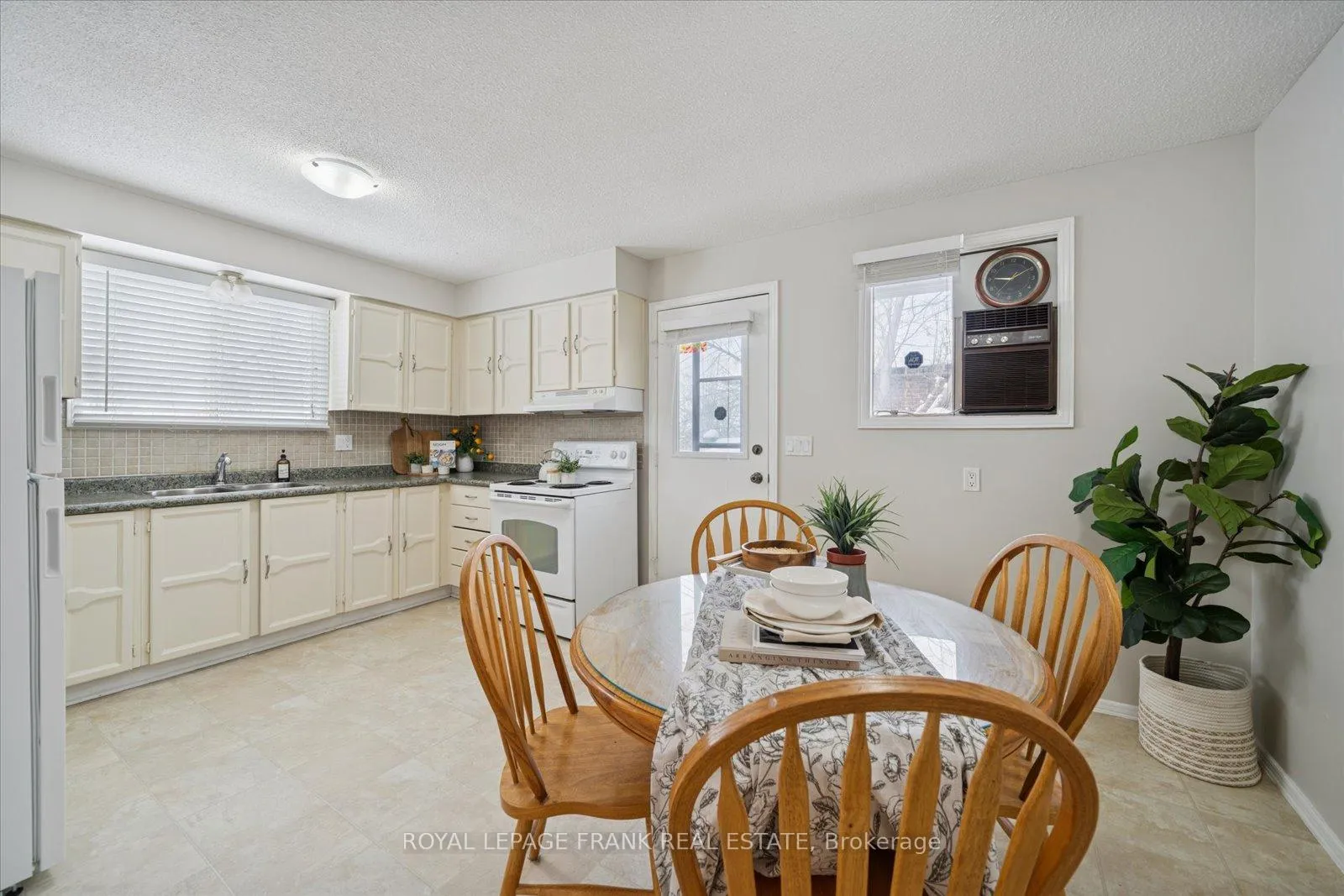 Photo 9 of 581 Grandview Street S, Oshawa, Donevan — HOMEH