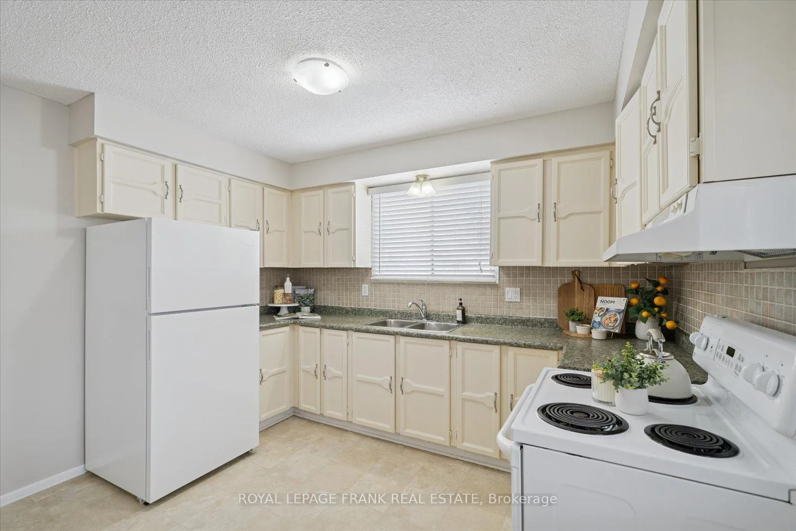 Photo 11 of 581 Grandview Street S, Oshawa, Donevan — HOMEH