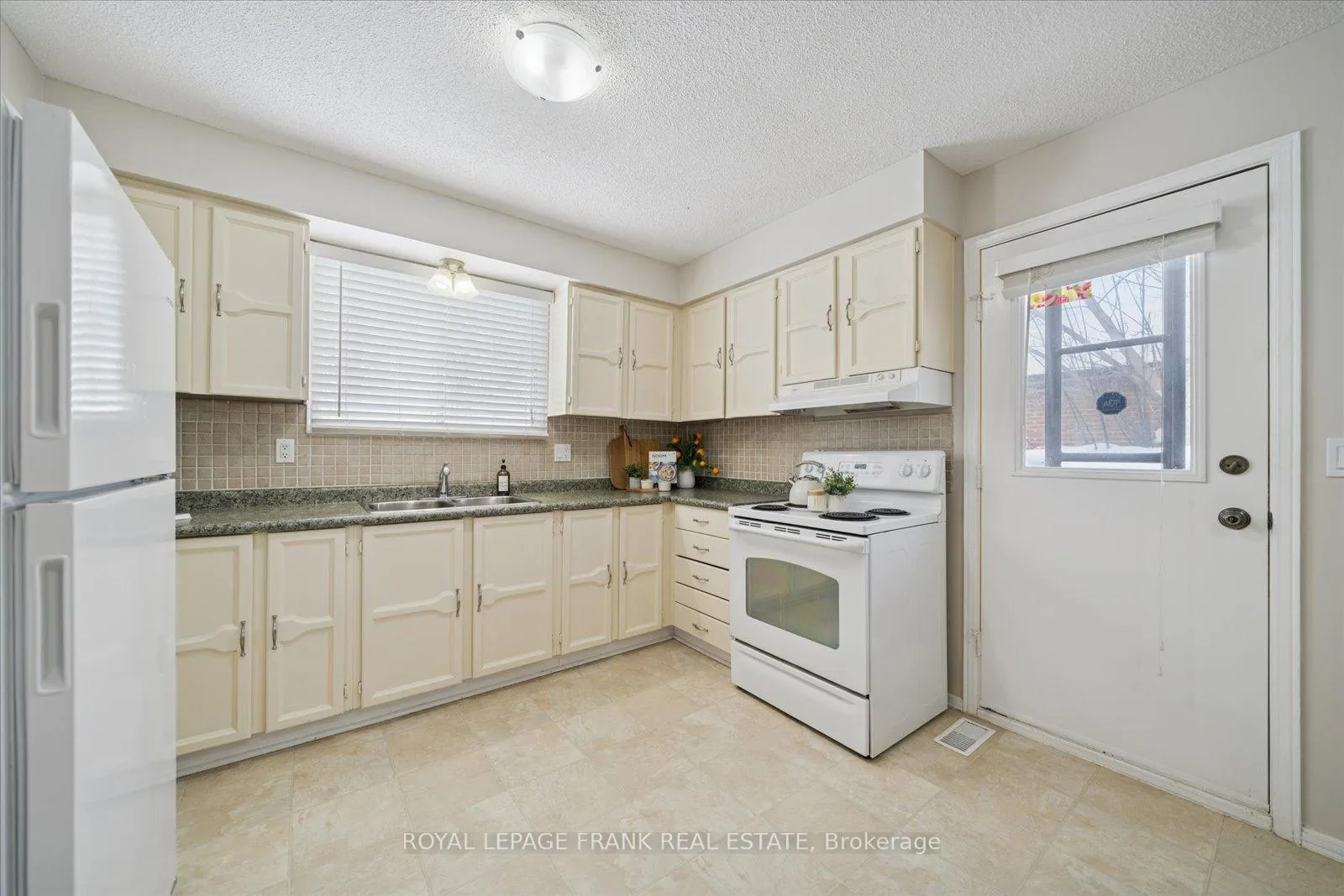 Photo 12 of 581 Grandview Street S, Oshawa, Donevan — HOMEH
