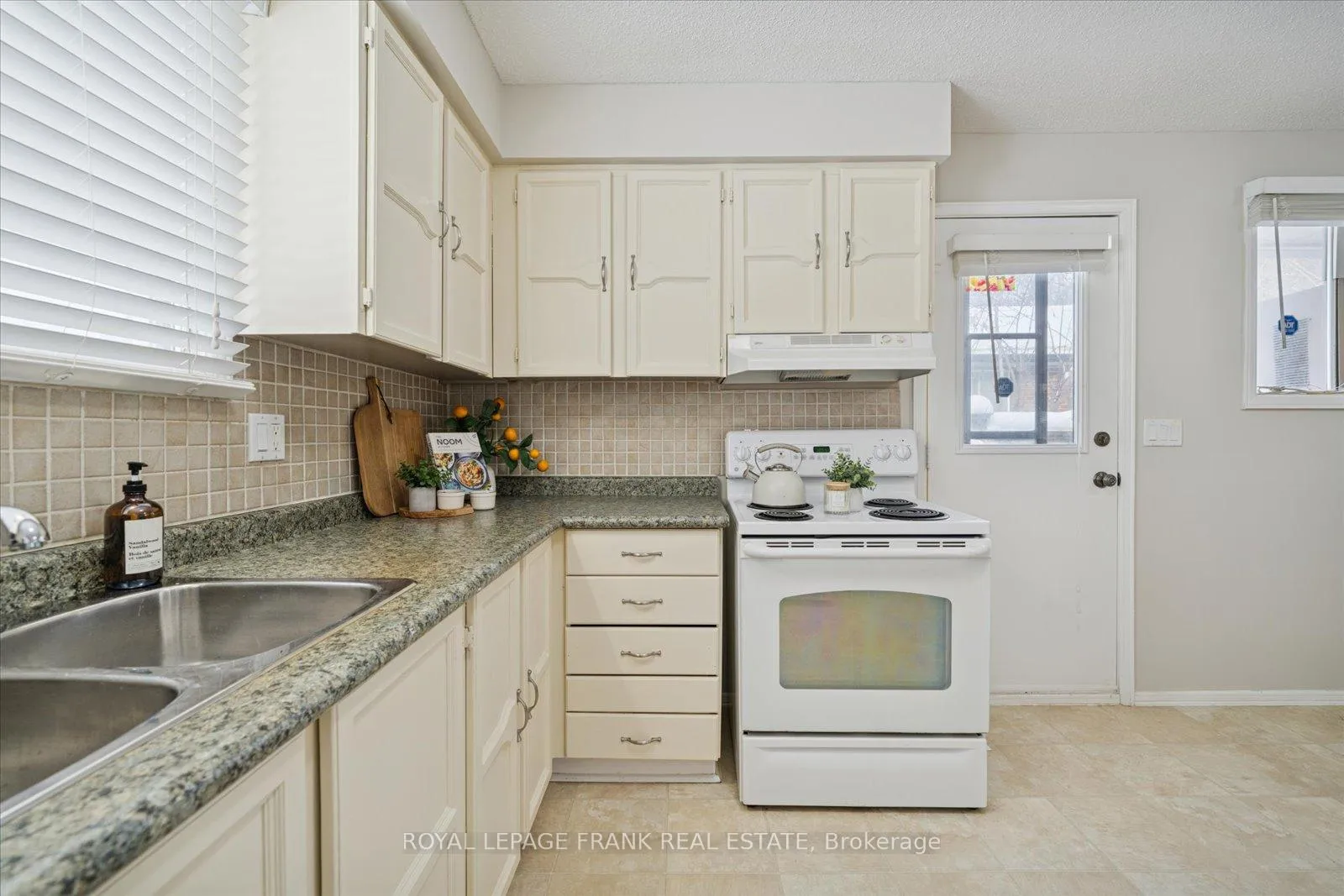 Photo 13 of 581 Grandview Street S, Oshawa, Donevan — HOMEH