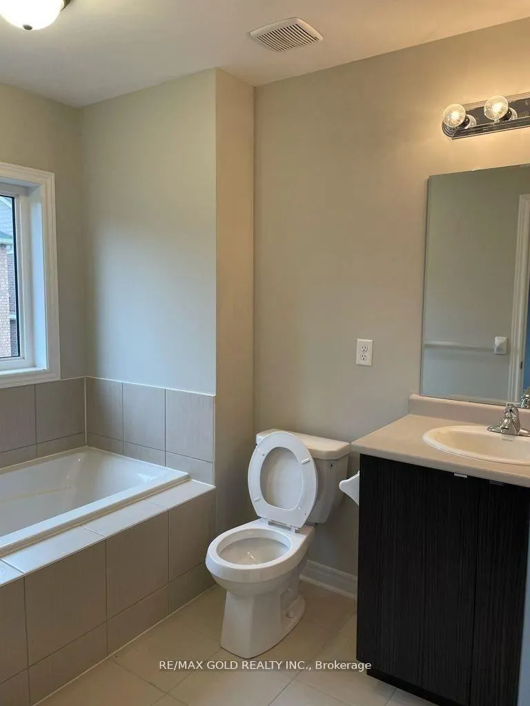 Photo 11 of 53 Finegan Circle, Brampton, Northwest Brampton — HOMEH