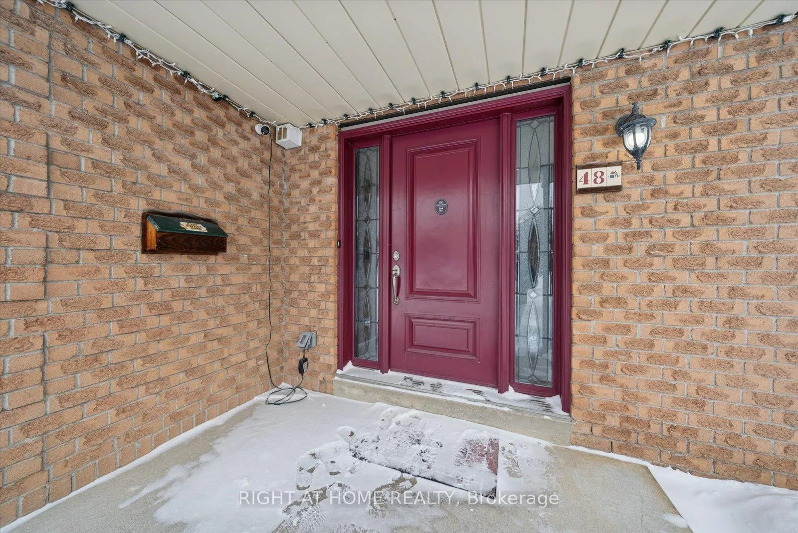 Photo 4 of 48 Cherry Blossom Crescent, Clarington, Courtice — HOMEH
