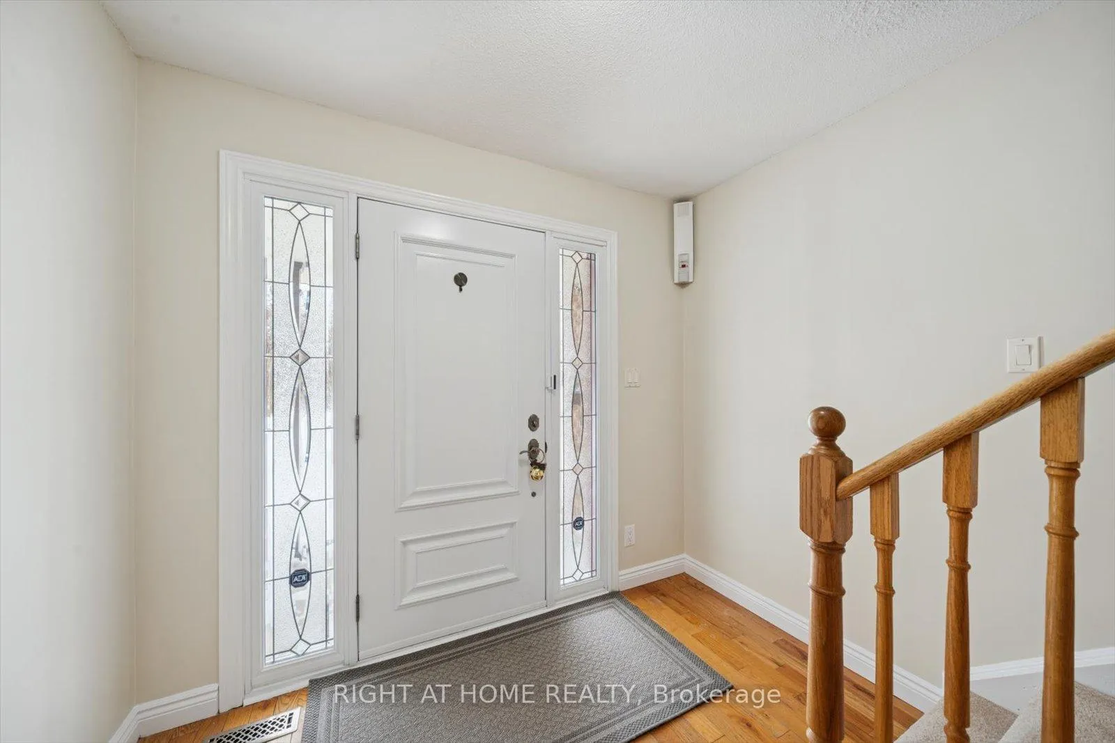Photo 5 of 48 Cherry Blossom Crescent, Clarington, Courtice — HOMEH
