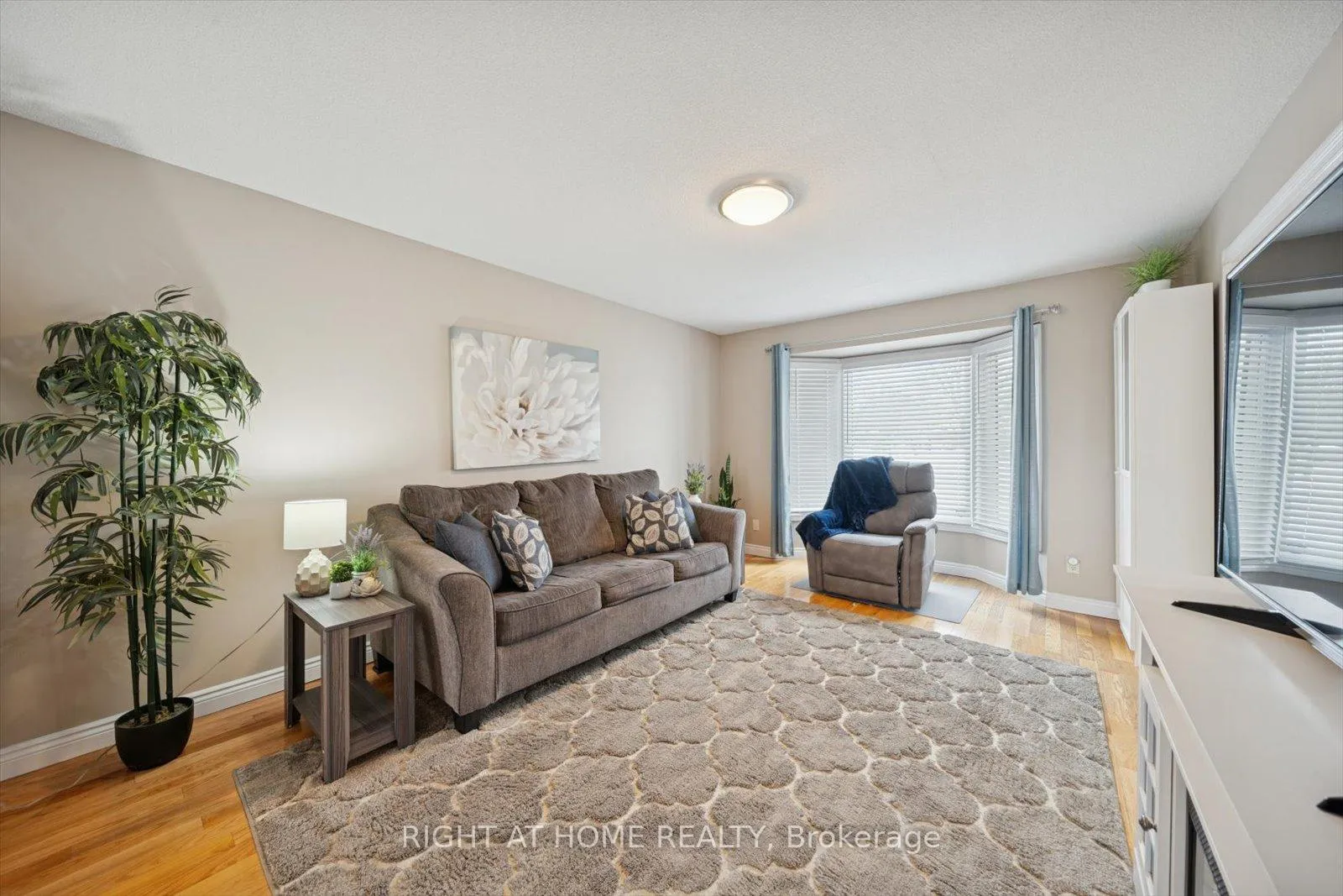 Photo 6 of 48 Cherry Blossom Crescent, Clarington, Courtice — HOMEH