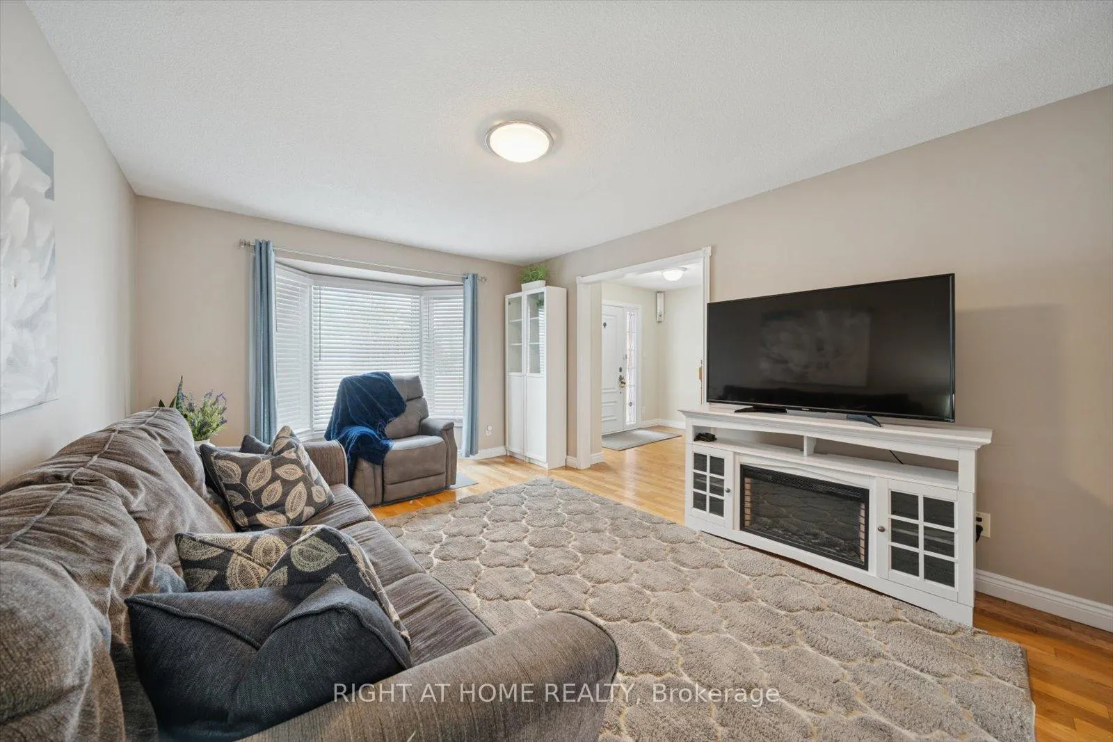 Photo 7 of 48 Cherry Blossom Crescent, Clarington, Courtice — HOMEH
