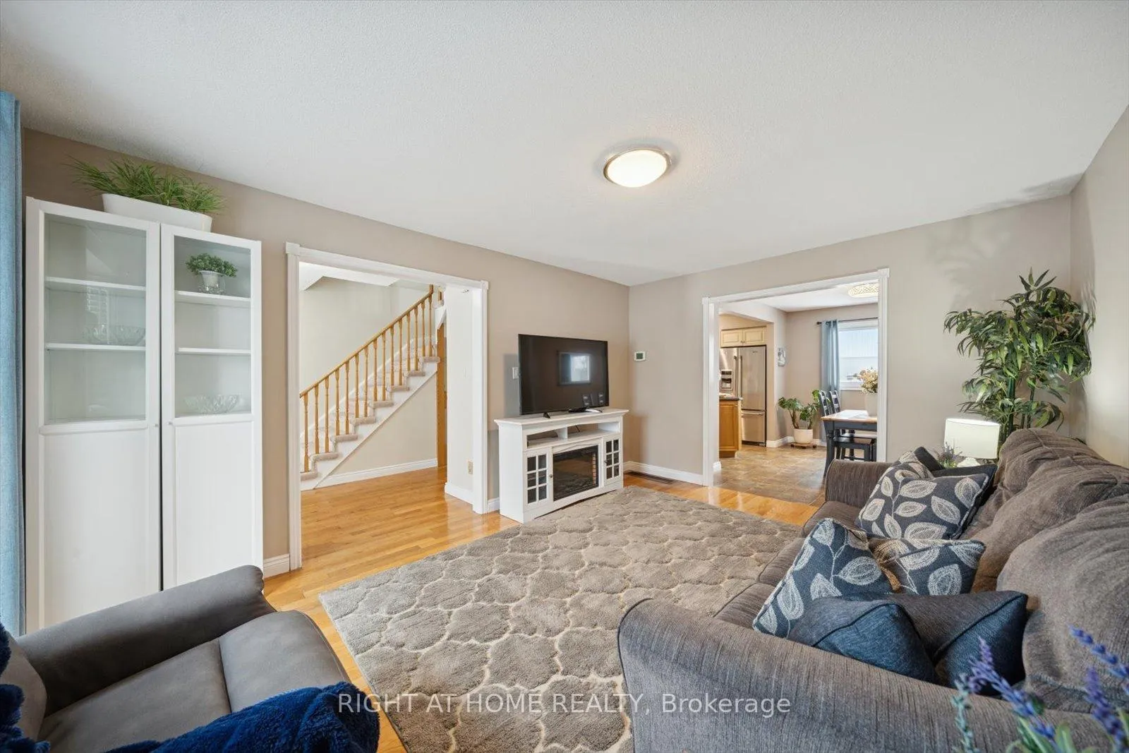 Photo 8 of 48 Cherry Blossom Crescent, Clarington, Courtice — HOMEH