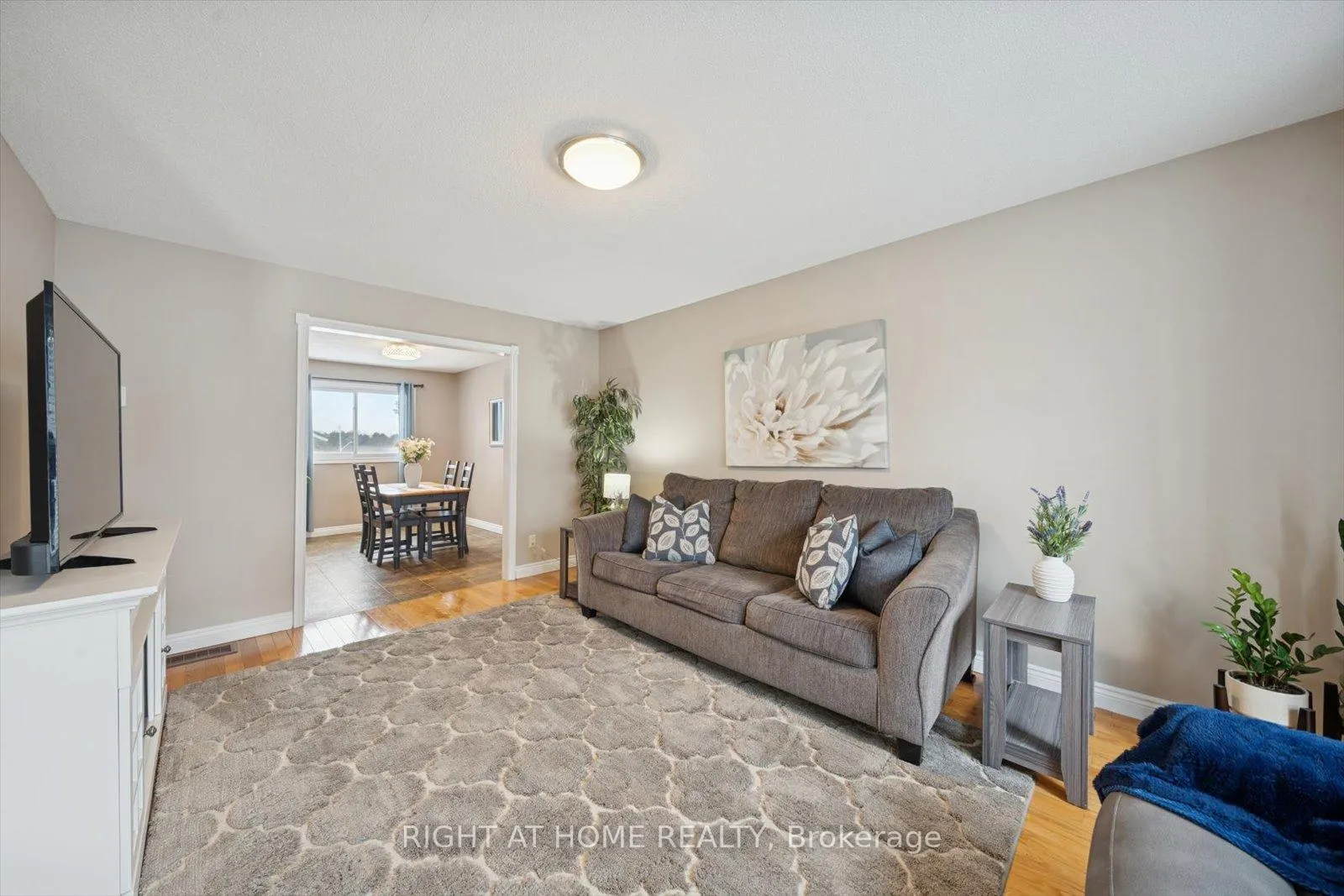 Photo 9 of 48 Cherry Blossom Crescent, Clarington, Courtice — HOMEH