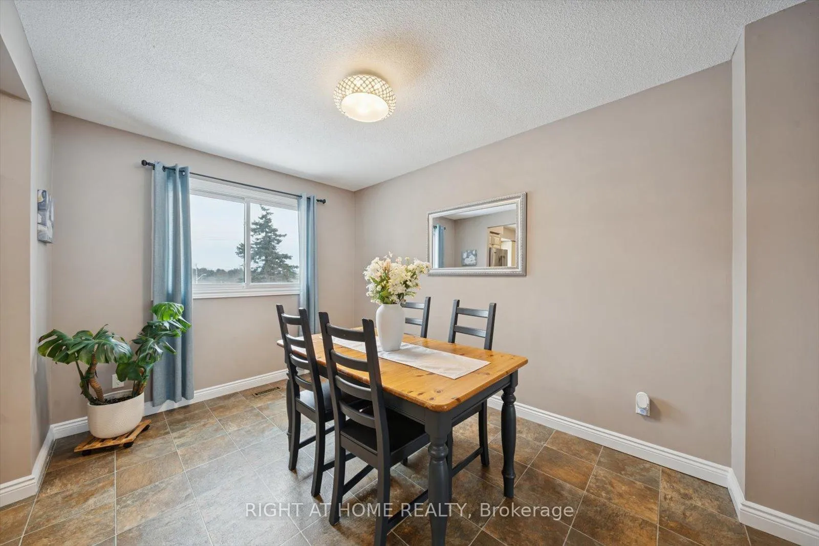 Photo 10 of 48 Cherry Blossom Crescent, Clarington, Courtice — HOMEH