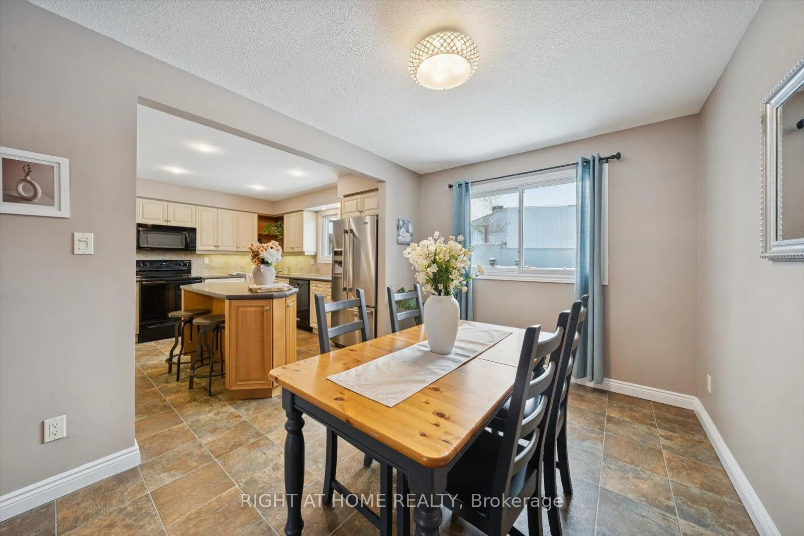 Photo 11 of 48 Cherry Blossom Crescent, Clarington, Courtice — HOMEH