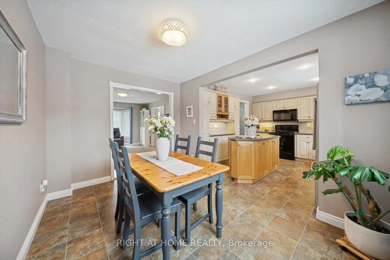 Photo 12 of 48 Cherry Blossom Crescent, Clarington, Courtice — HOMEH