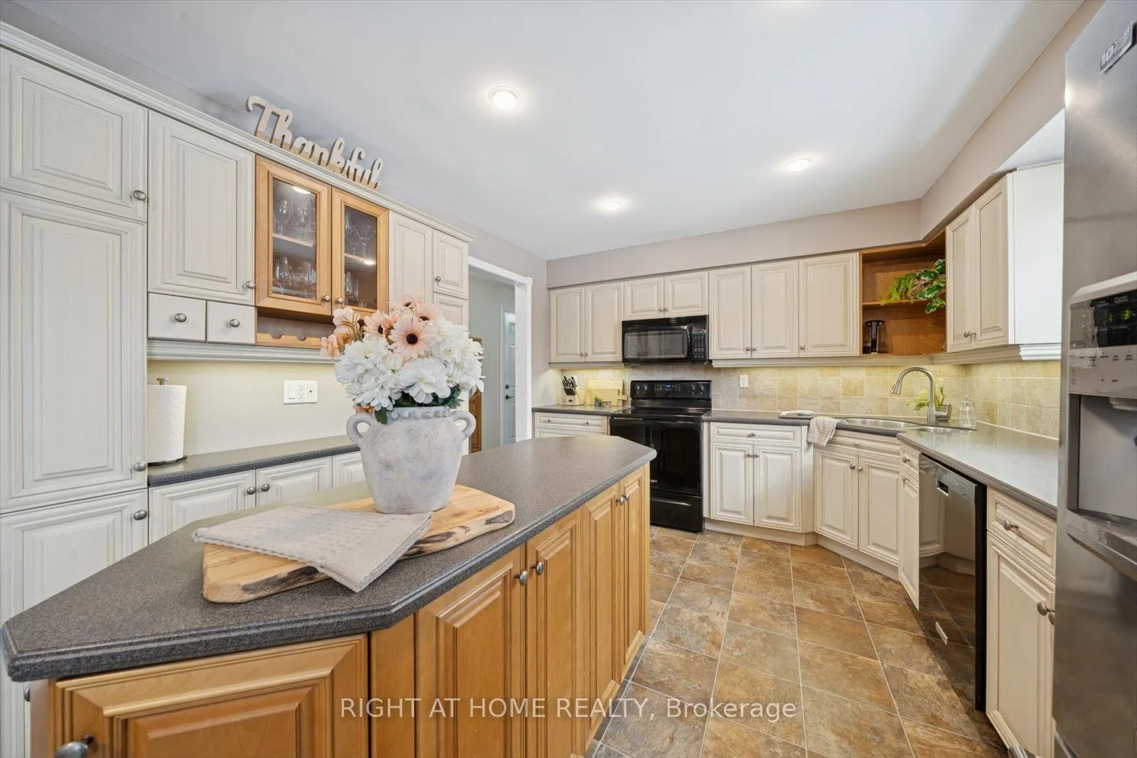 Photo 13 of 48 Cherry Blossom Crescent, Clarington, Courtice — HOMEH