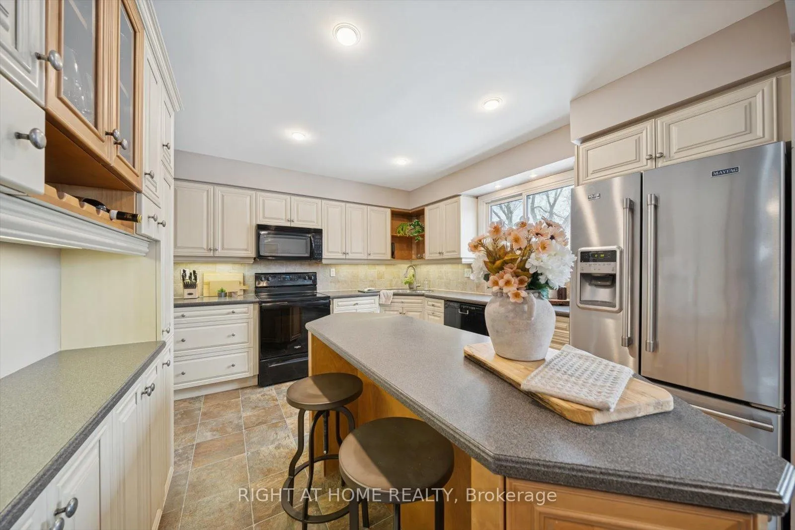 Photo 14 of 48 Cherry Blossom Crescent, Clarington, Courtice — HOMEH
