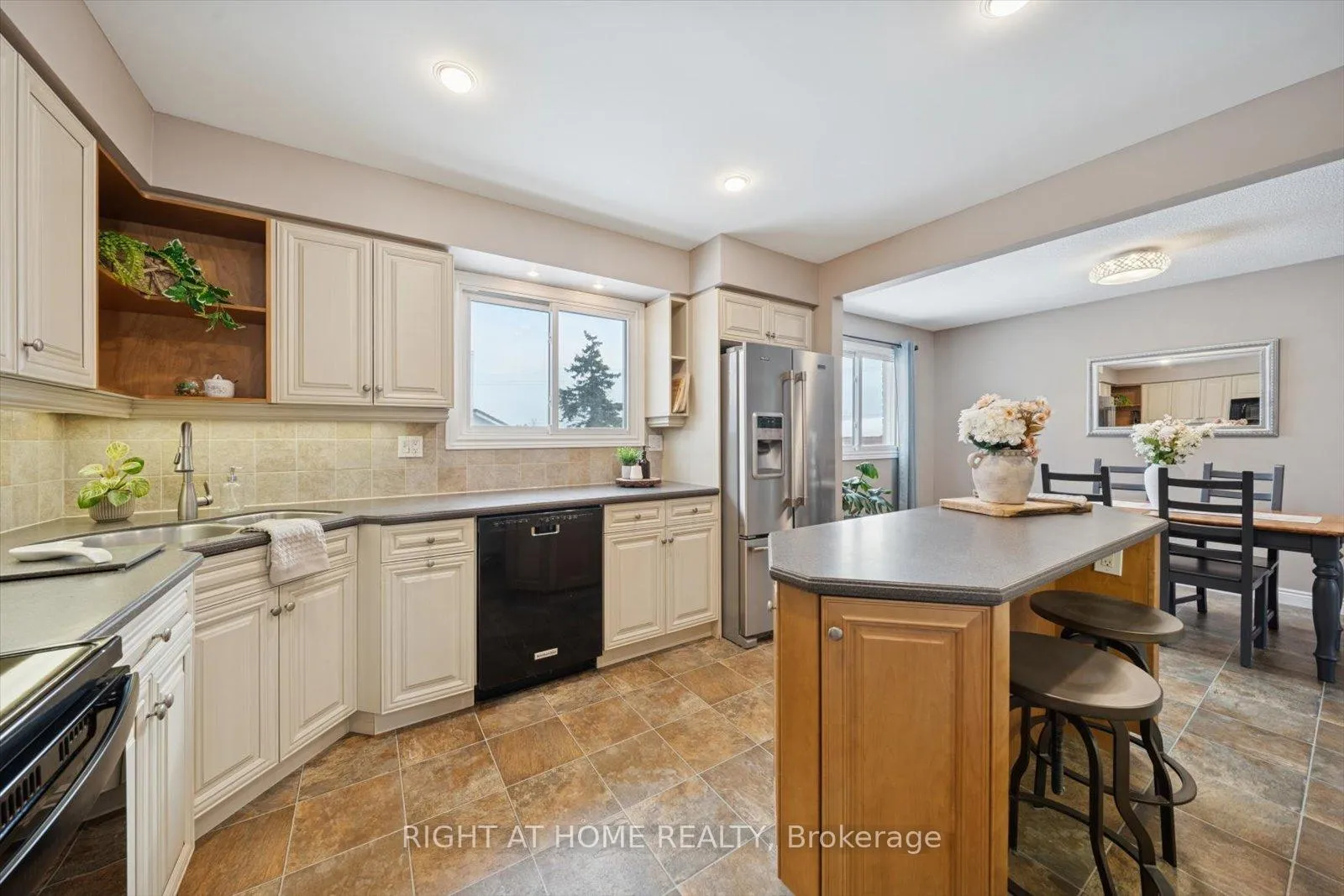 Photo 15 of 48 Cherry Blossom Crescent, Clarington, Courtice — HOMEH