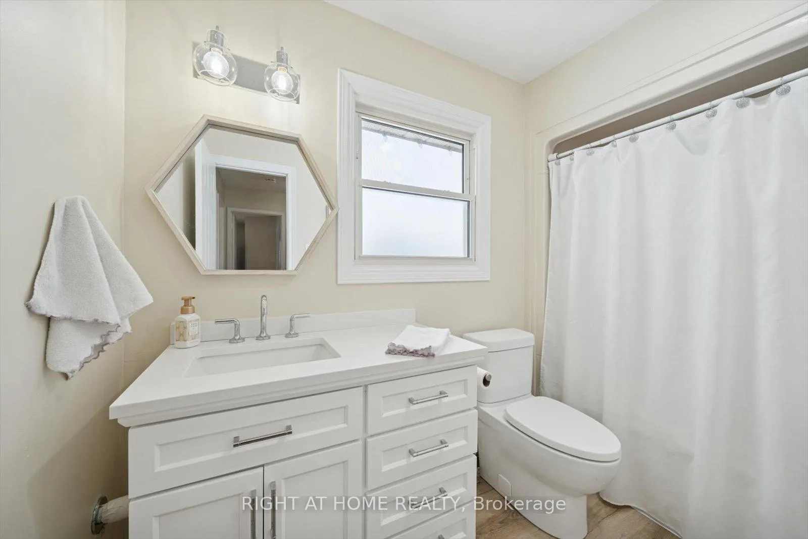 Photo 27 of 48 Cherry Blossom Crescent, Clarington, Courtice — HOMEH