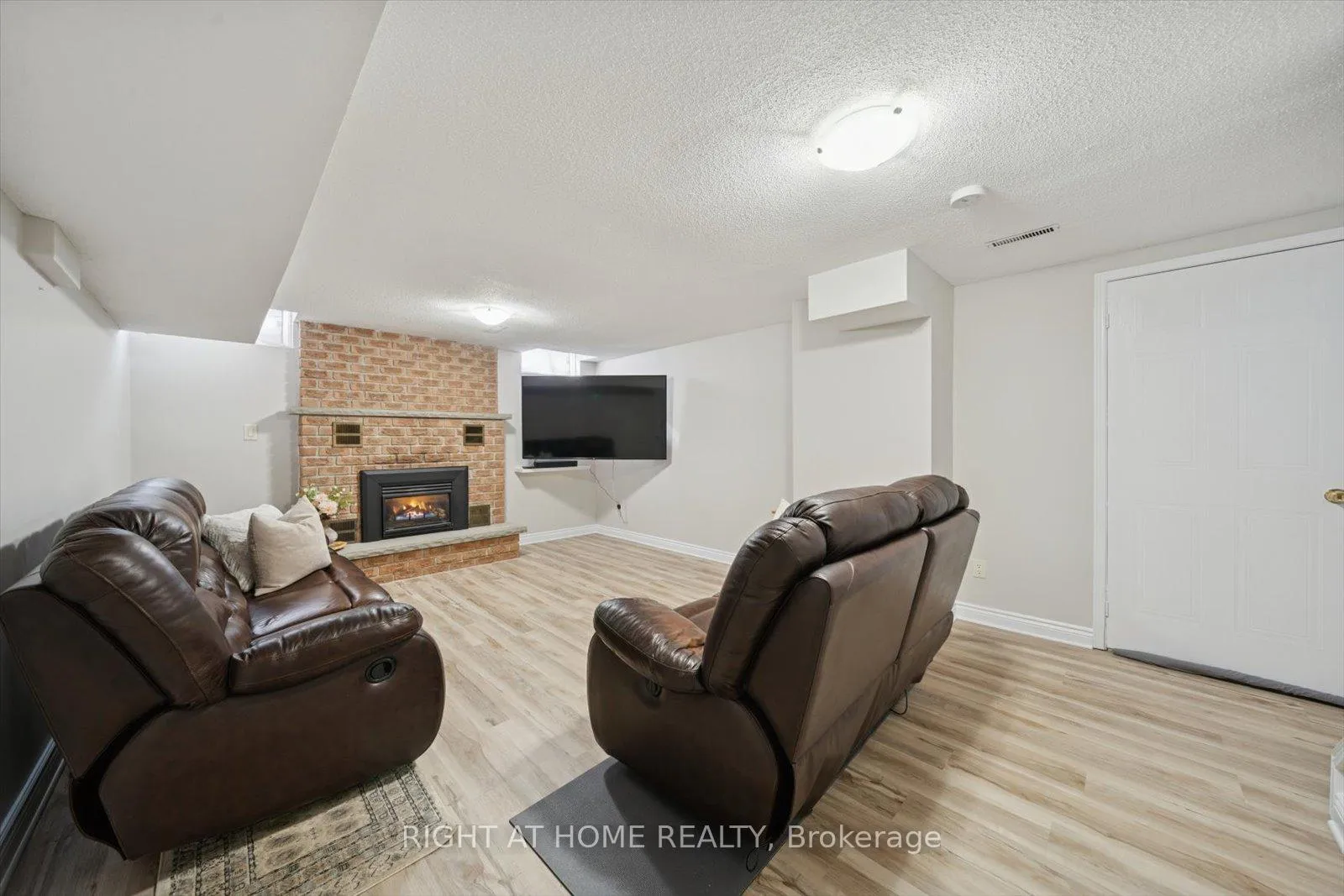 Photo 31 of 48 Cherry Blossom Crescent, Clarington, Courtice — HOMEH