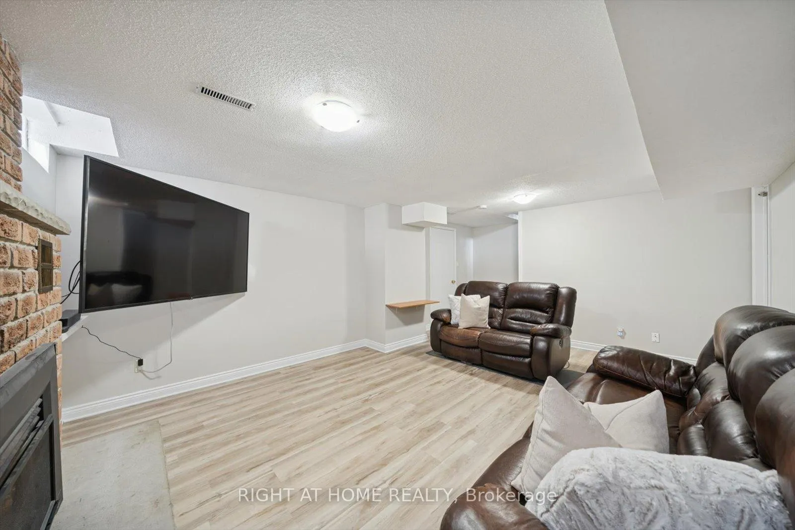 Photo 32 of 48 Cherry Blossom Crescent, Clarington, Courtice — HOMEH
